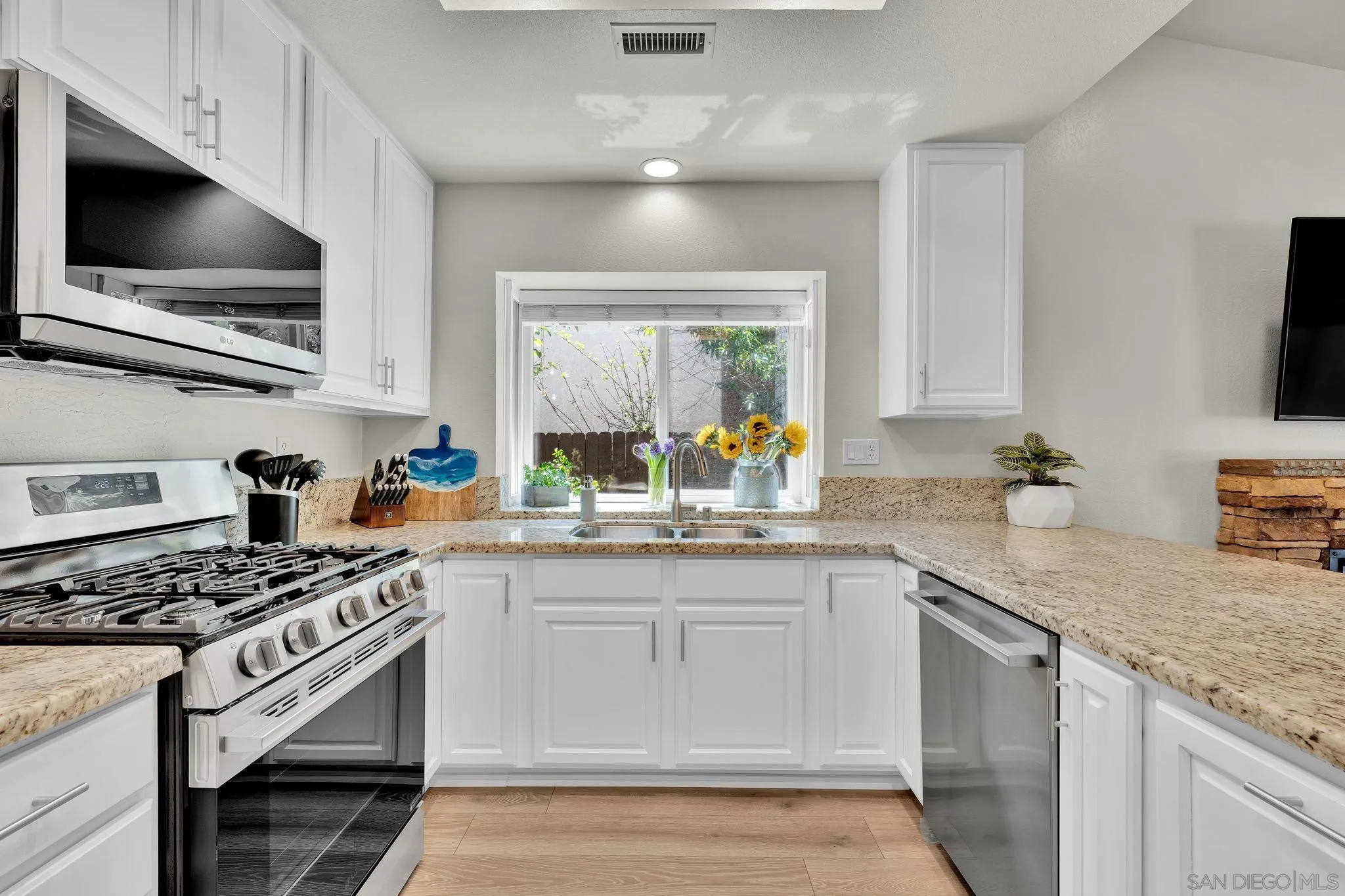 https://cdn.realtyfeed.com/cdn/127/260012571/5d6ad7b08549f876e0b953d1b091e41c.webp