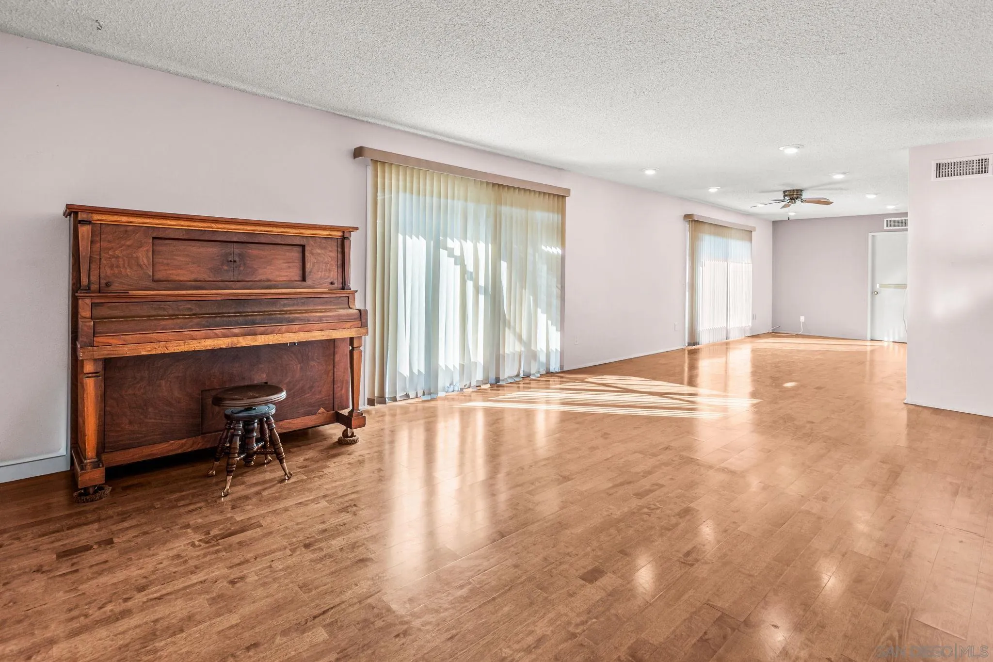 Photo #11: 260012572 Listing: Photo #11