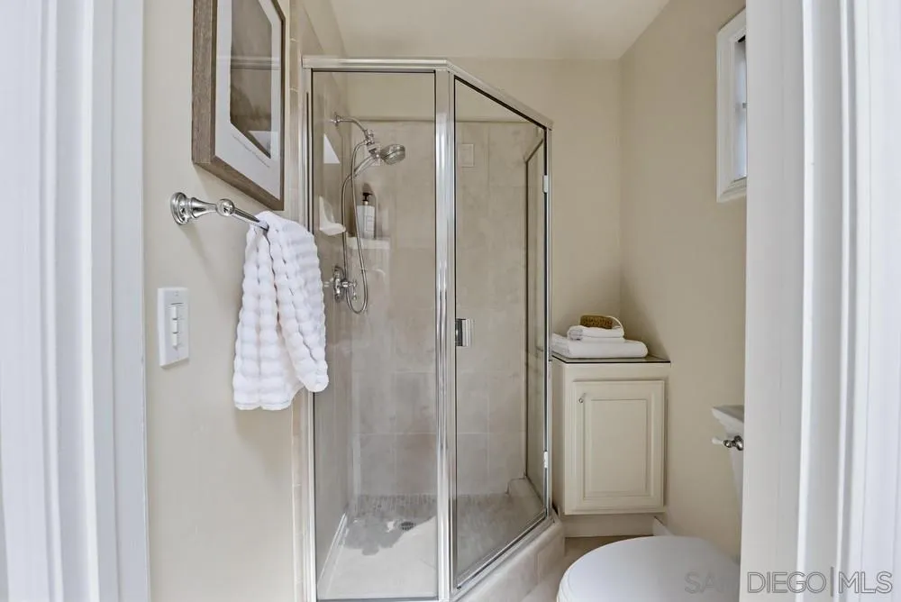https://cdn.realtyfeed.com/cdn/127/260012575/04e83e8612c797505f7f95de577eb15f.webp
