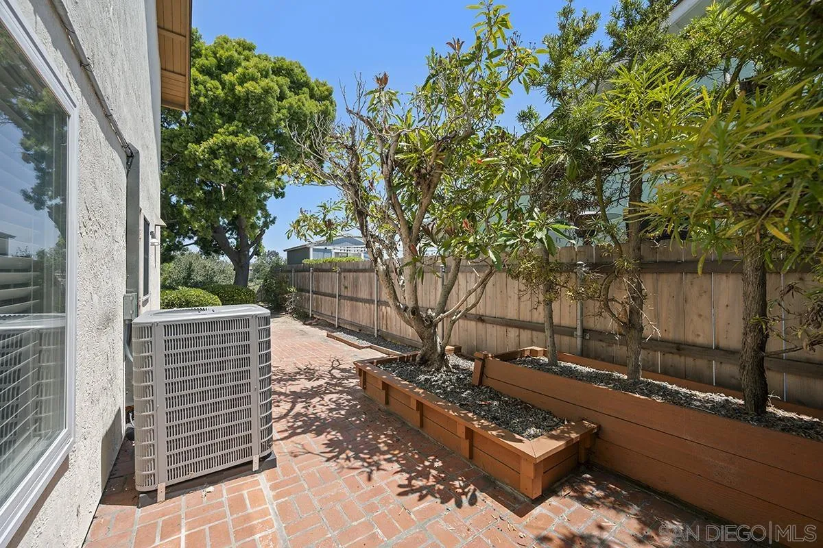 https://cdn.realtyfeed.com/cdn/127/260012580/67cf633e61bec480529a8991dcdb5108.webp