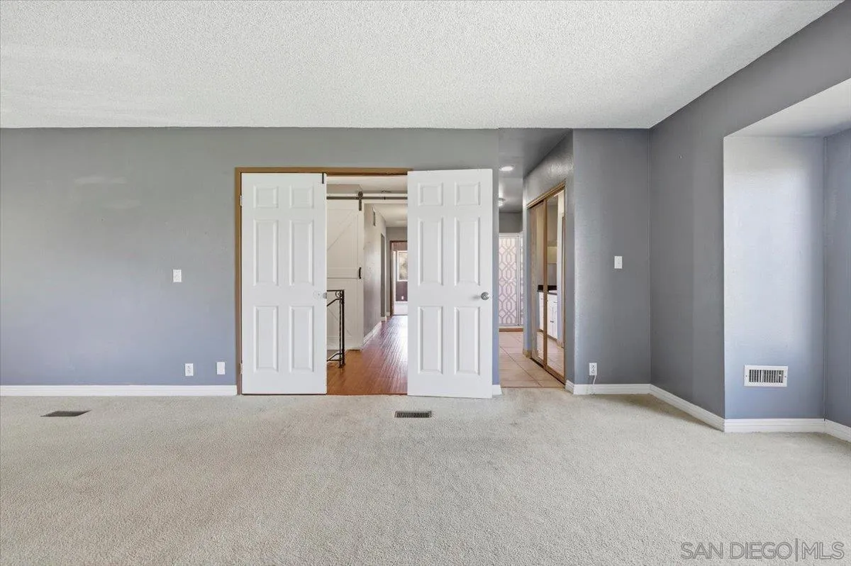 https://cdn.realtyfeed.com/cdn/127/260012587/5eea2ef10c7118a1d52936cbca33760e.webp