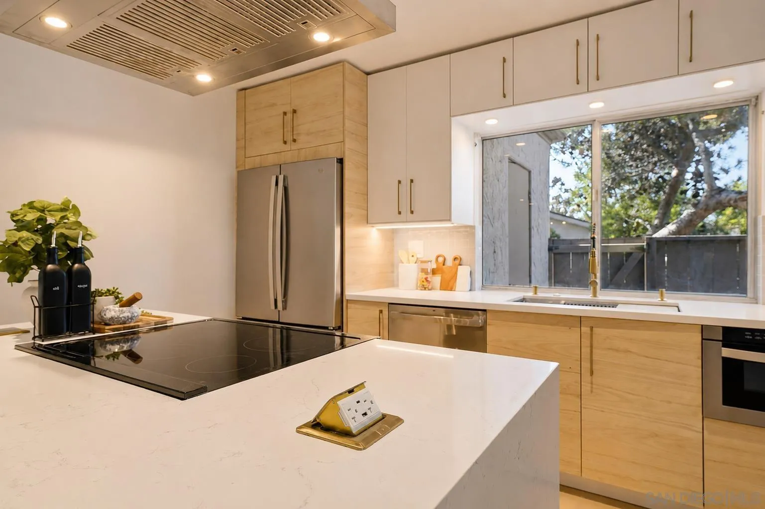 https://cdn.realtyfeed.com/cdn/127/260012591/05a8ec5ce8c64f87b39d46880cf6af09.webp