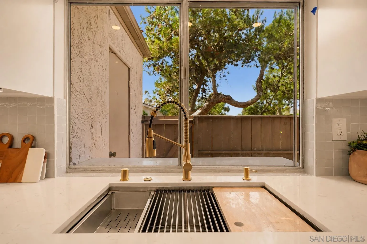 https://cdn.realtyfeed.com/cdn/127/260012591/0c63821ea799d7404fbd9382c93e8f4d.webp