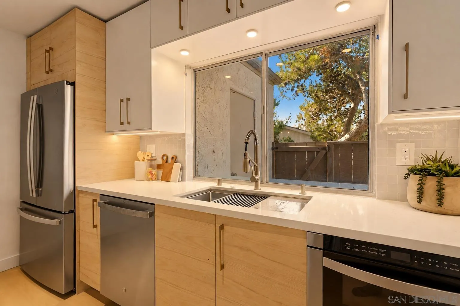 https://cdn.realtyfeed.com/cdn/127/260012591/7834519d835a23e7dc816b71a2fea984.webp