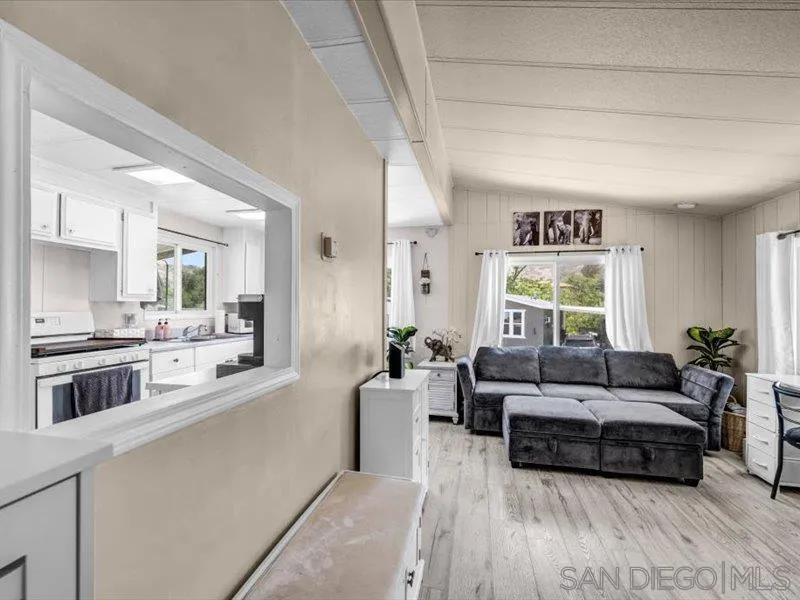 https://cdn.realtyfeed.com/cdn/127/260012592/51726c0ee17da7c40bb00efba6423afa.webp