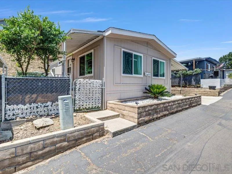 https://cdn.realtyfeed.com/cdn/127/260012592/e33441e1bb5e557938756a1af402d1f2.webp