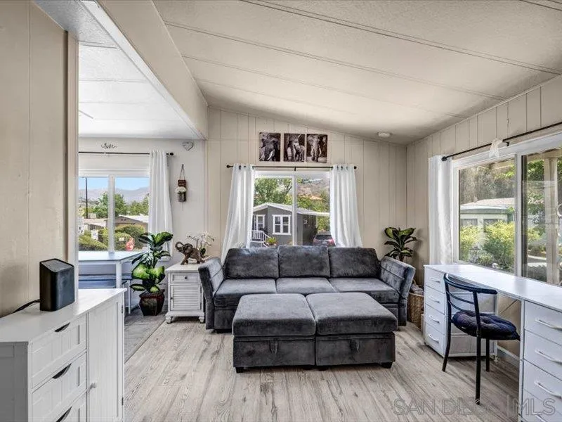 https://cdn.realtyfeed.com/cdn/127/260012592/fcd0604cce492e80a8d810019316ad36.webp