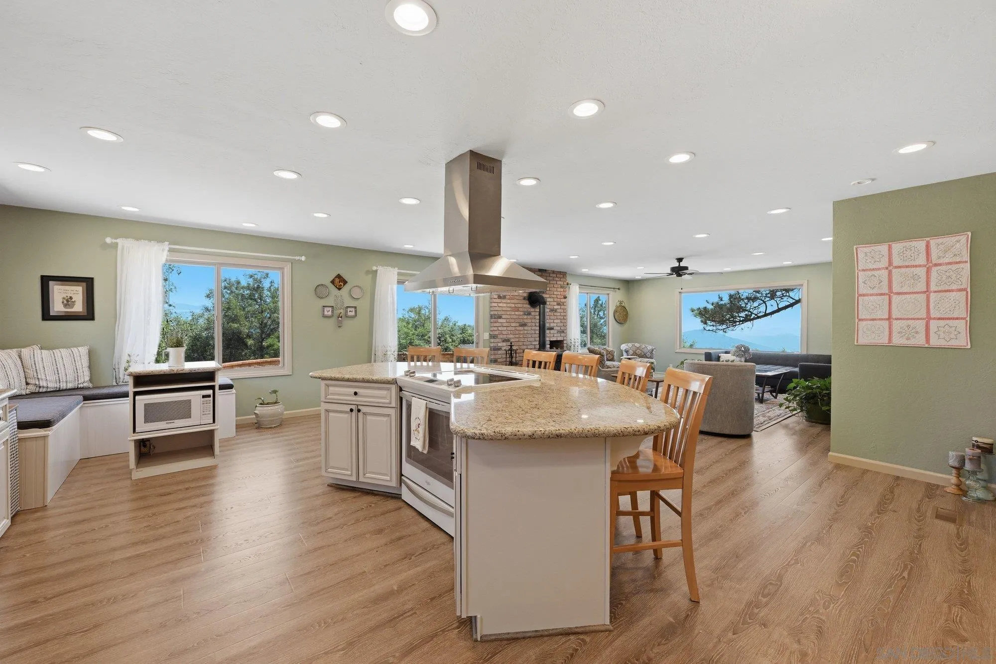https://cdn.realtyfeed.com/cdn/127/260012596/075c119e8082b167a4f209fb1d375997.webp