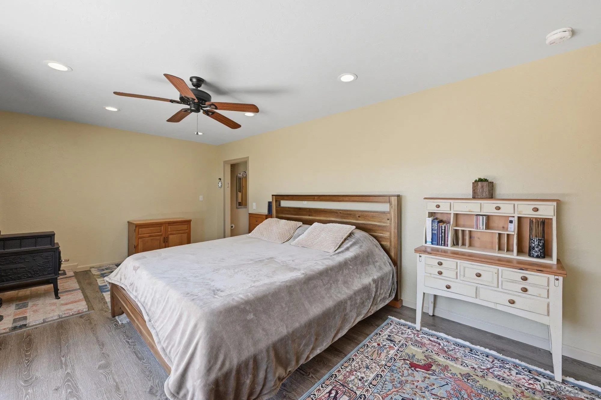 https://cdn.realtyfeed.com/cdn/127/260012596/8865bd77f78c24dd5731e93821e29727.webp