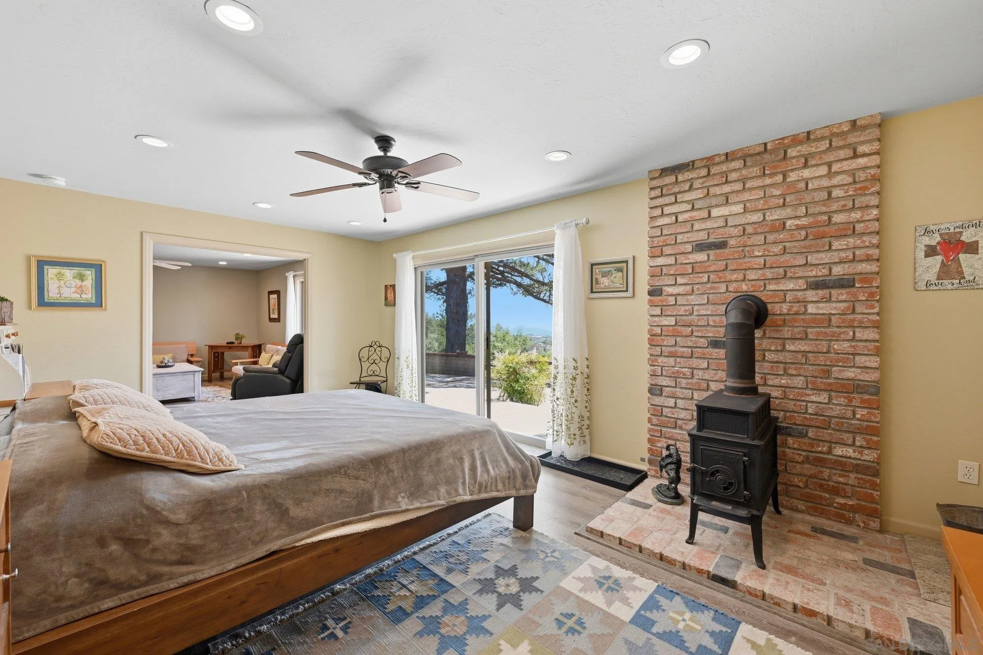 https://cdn.realtyfeed.com/cdn/127/260012596/90ecc280de11f127bcd54e4f1c9a02c0.webp