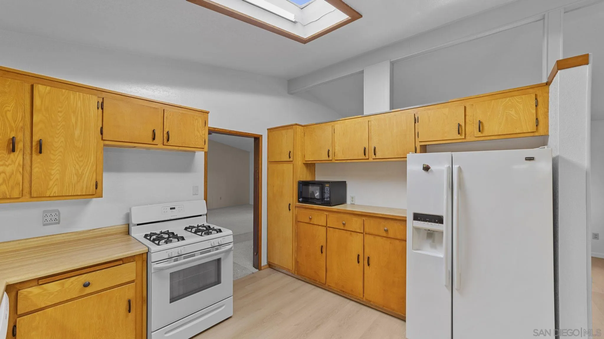 https://cdn.realtyfeed.com/cdn/127/260012606/4708e2128f6e73cef3c803bcfe5bc184.webp