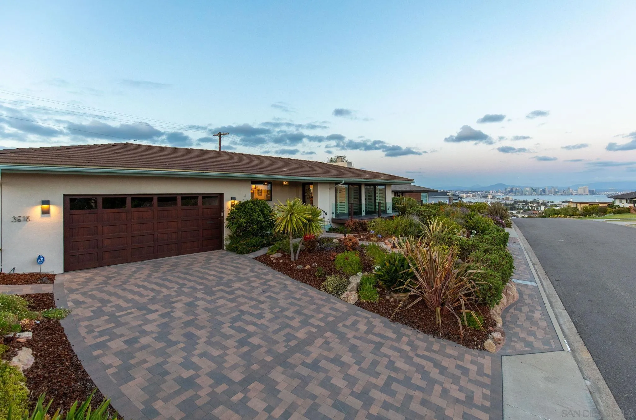 https://cdn.realtyfeed.com/cdn/127/260012619/14d3fba0736eb13efde833849a515131.webp