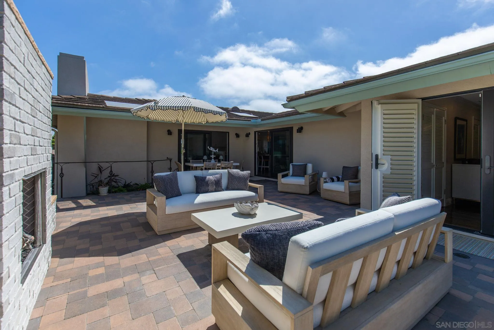 https://cdn.realtyfeed.com/cdn/127/260012619/fc5b52bc36d20d9f3b6d3a3f9cba8c15.webp