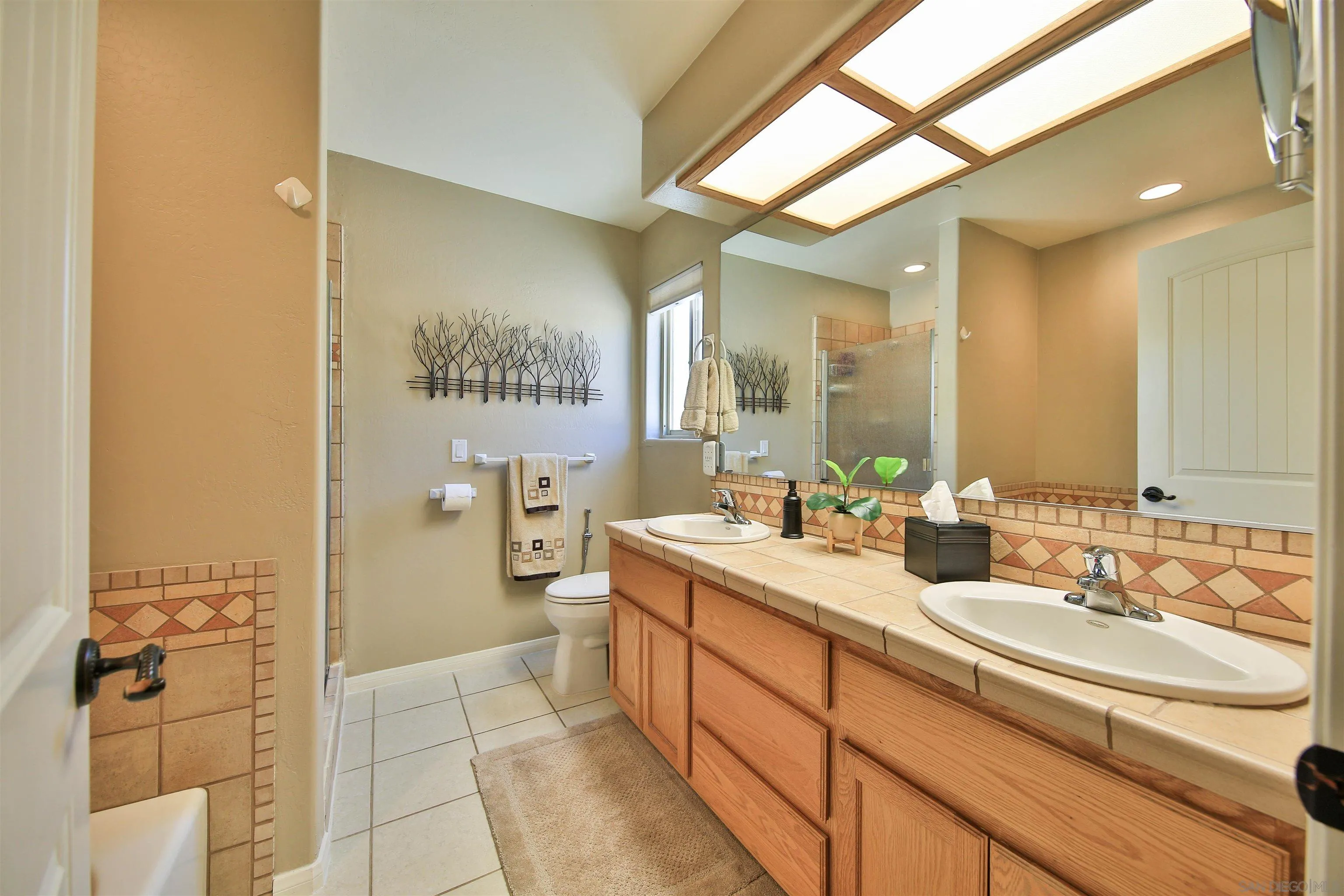https://cdn.realtyfeed.com/cdn/127/260012643/4cadb1e8a2b88e98815a9d10272741f5.webp