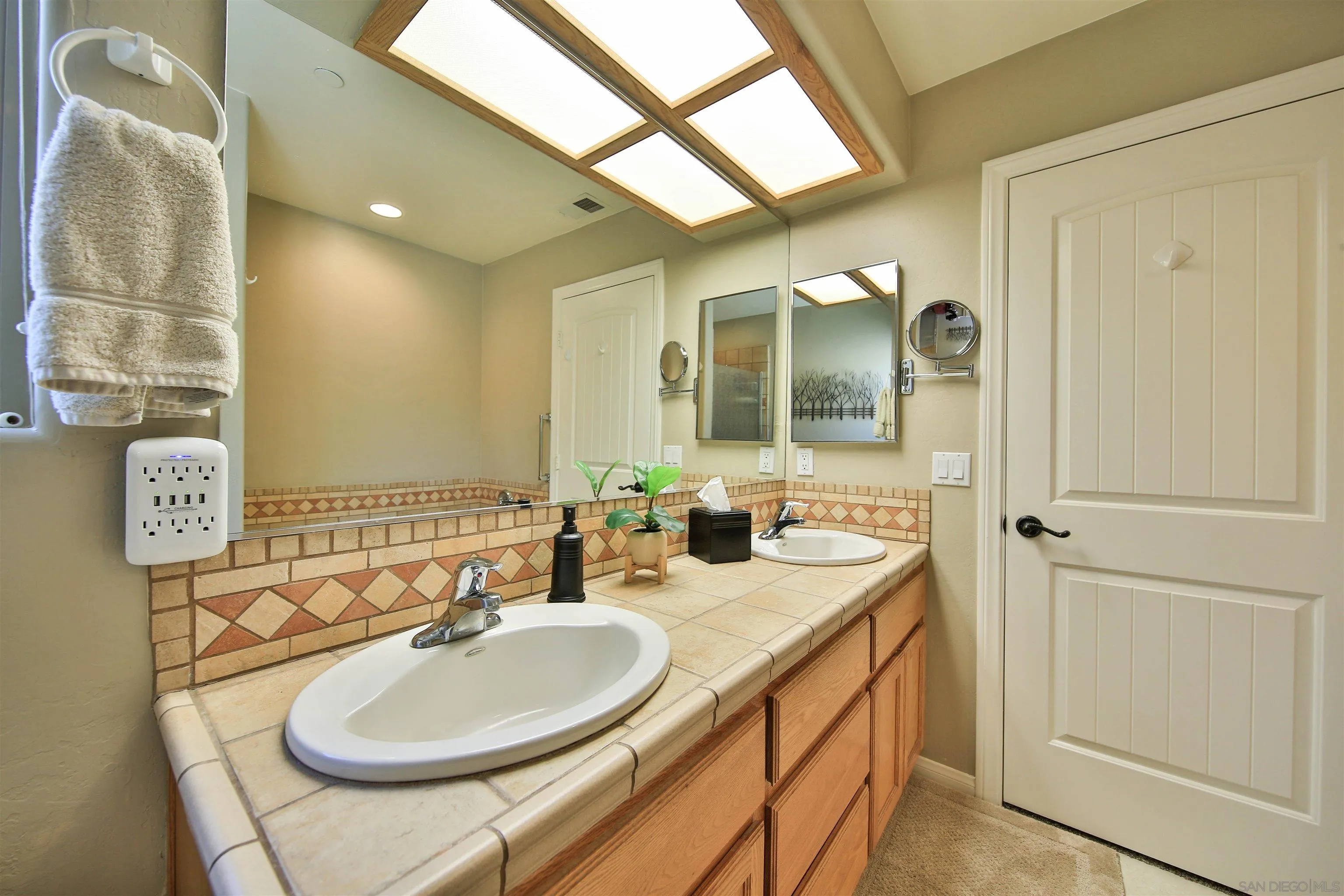 https://cdn.realtyfeed.com/cdn/127/260012643/b17f23bbee28cda553a21cdcb145a8e3.webp