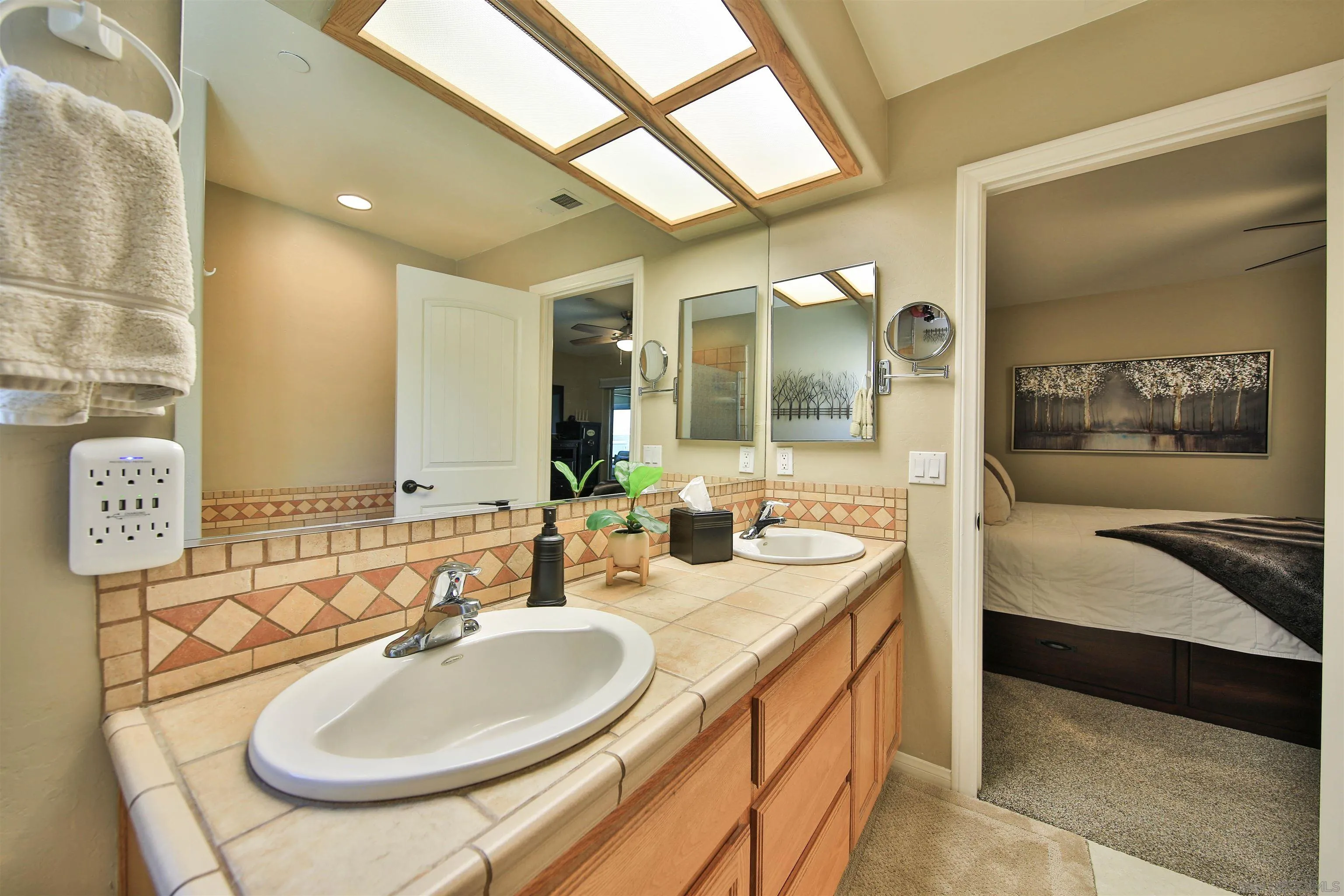https://cdn.realtyfeed.com/cdn/127/260012643/e04d8bed74e8245ef6b8c9c1ee016efd.webp