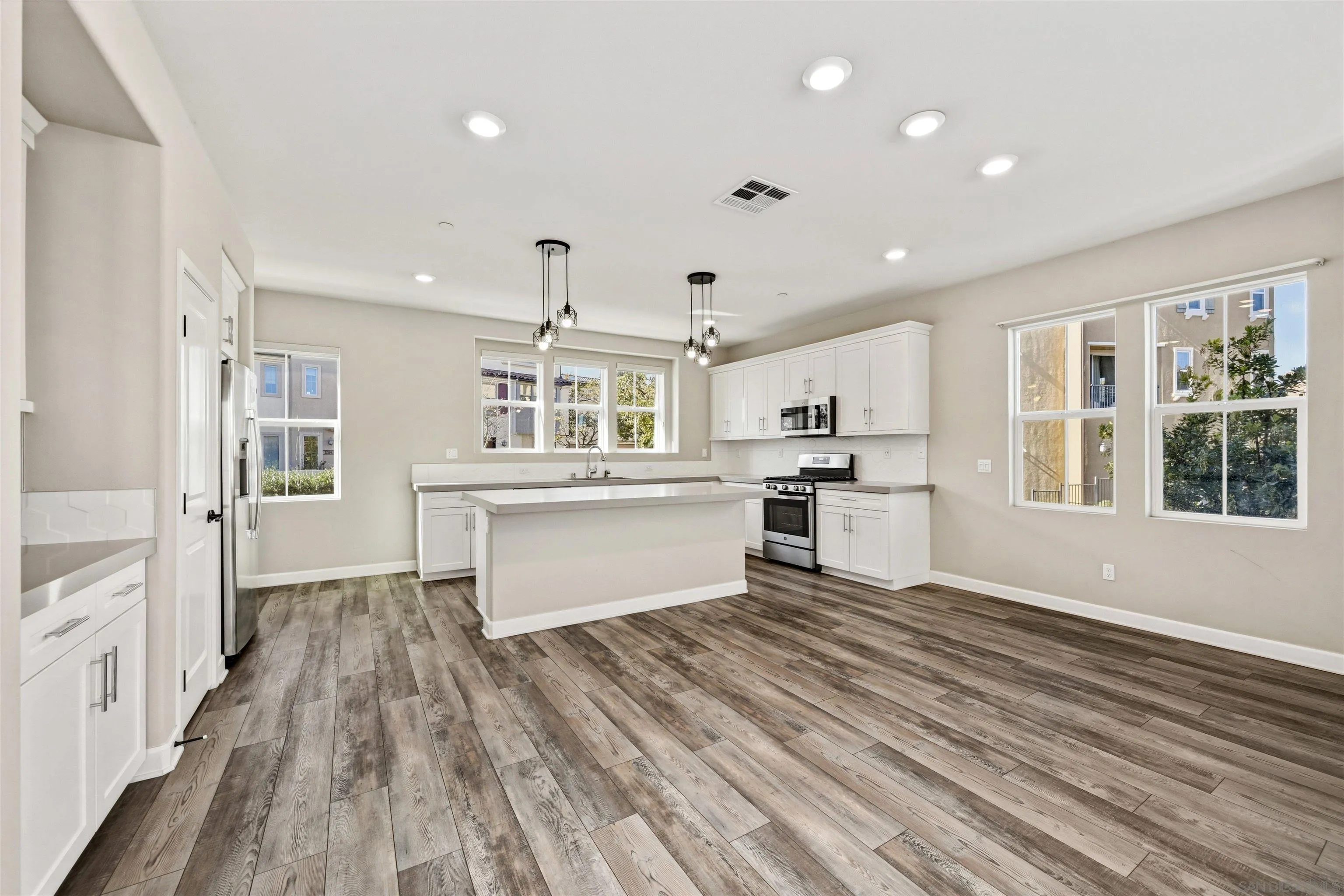 https://cdn.realtyfeed.com/cdn/127/260012661/12d40ef069fa7938542aedcea8ec12b4.webp