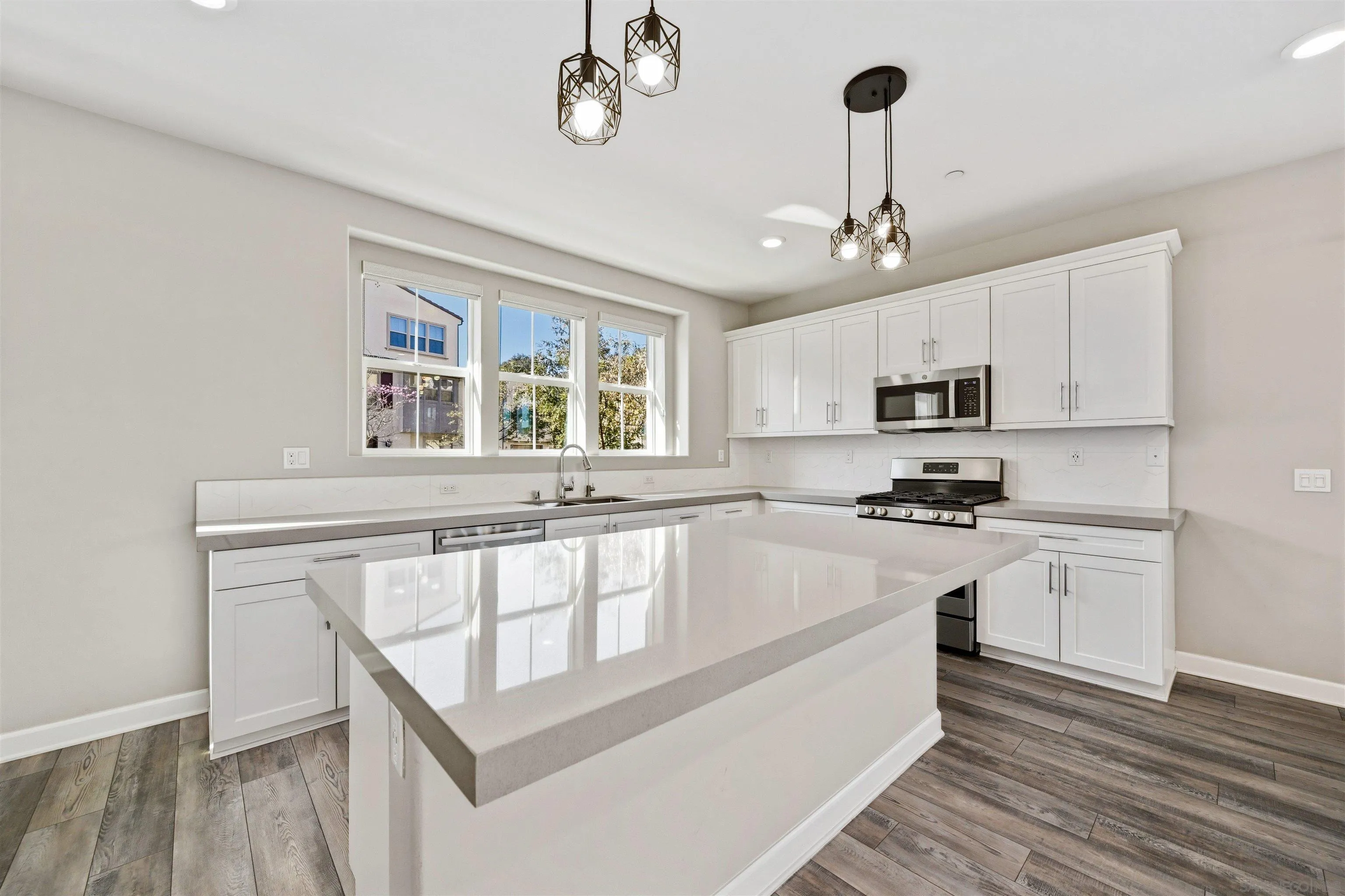 https://cdn.realtyfeed.com/cdn/127/260012661/57f94922e5fd18662983a576004eb7e4.webp