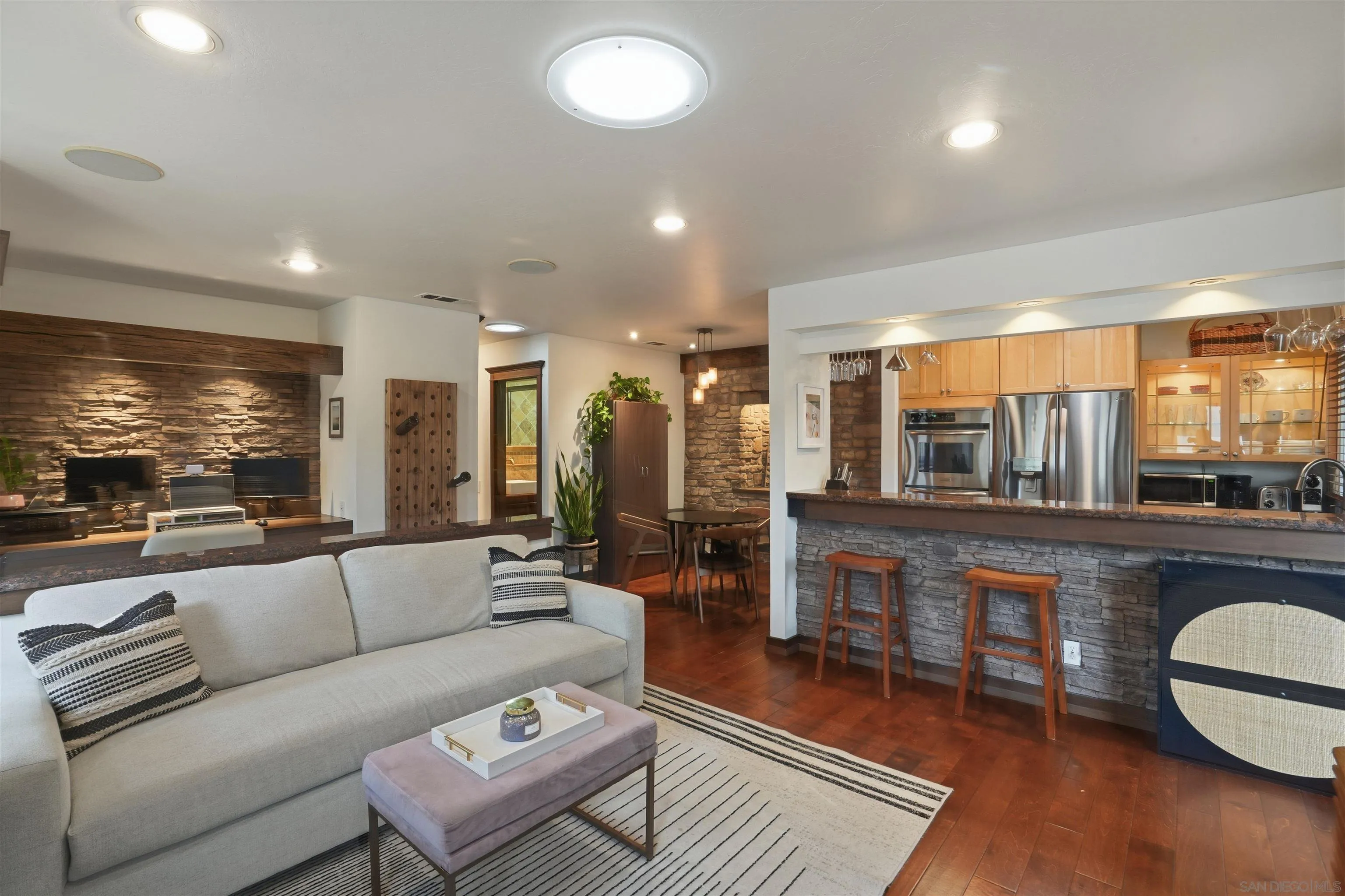 Photo #1: 260012664 Listing: Photo #1