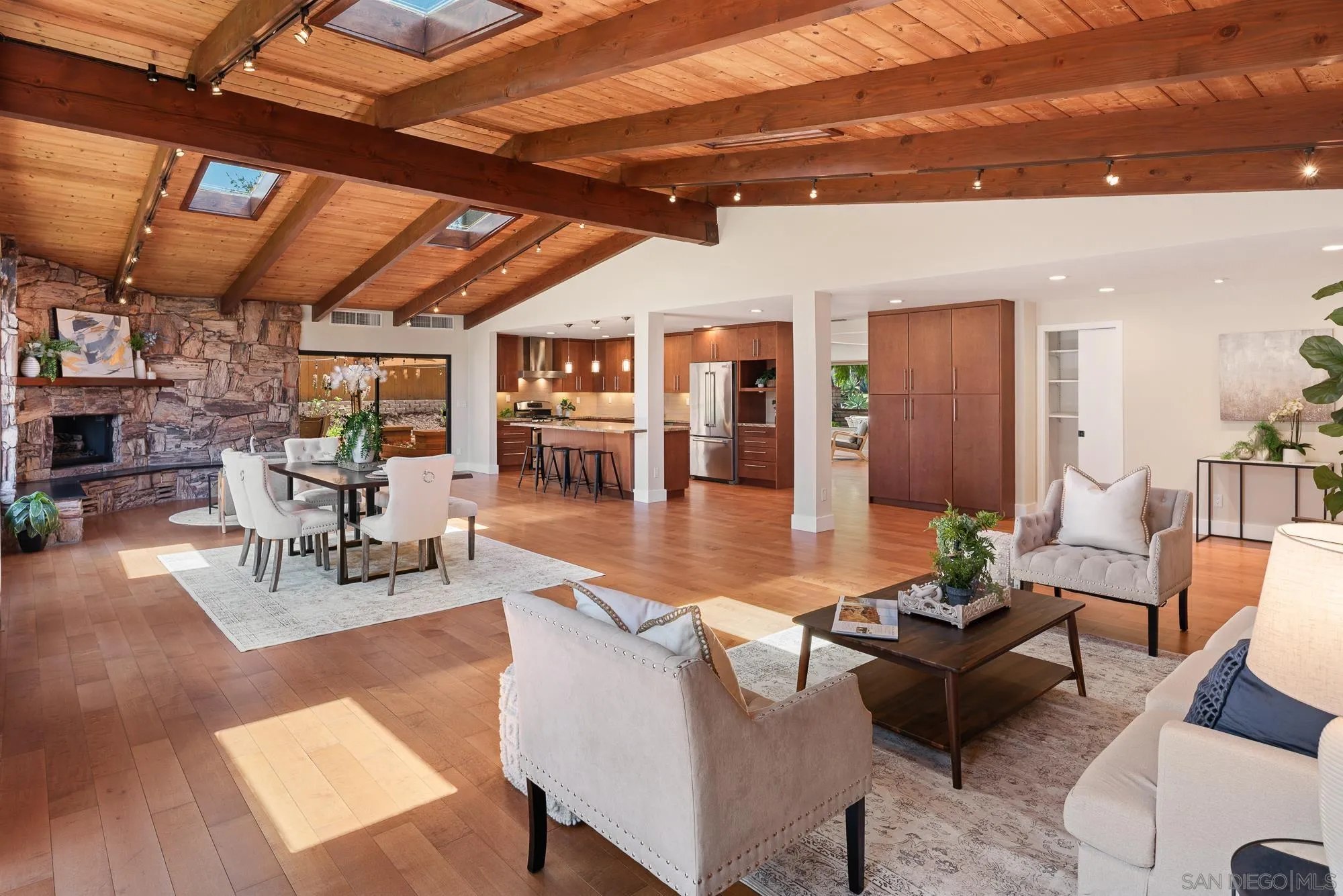 https://cdn.realtyfeed.com/cdn/127/260012670/0fb7c3c7e109289495332c534541267d.webp