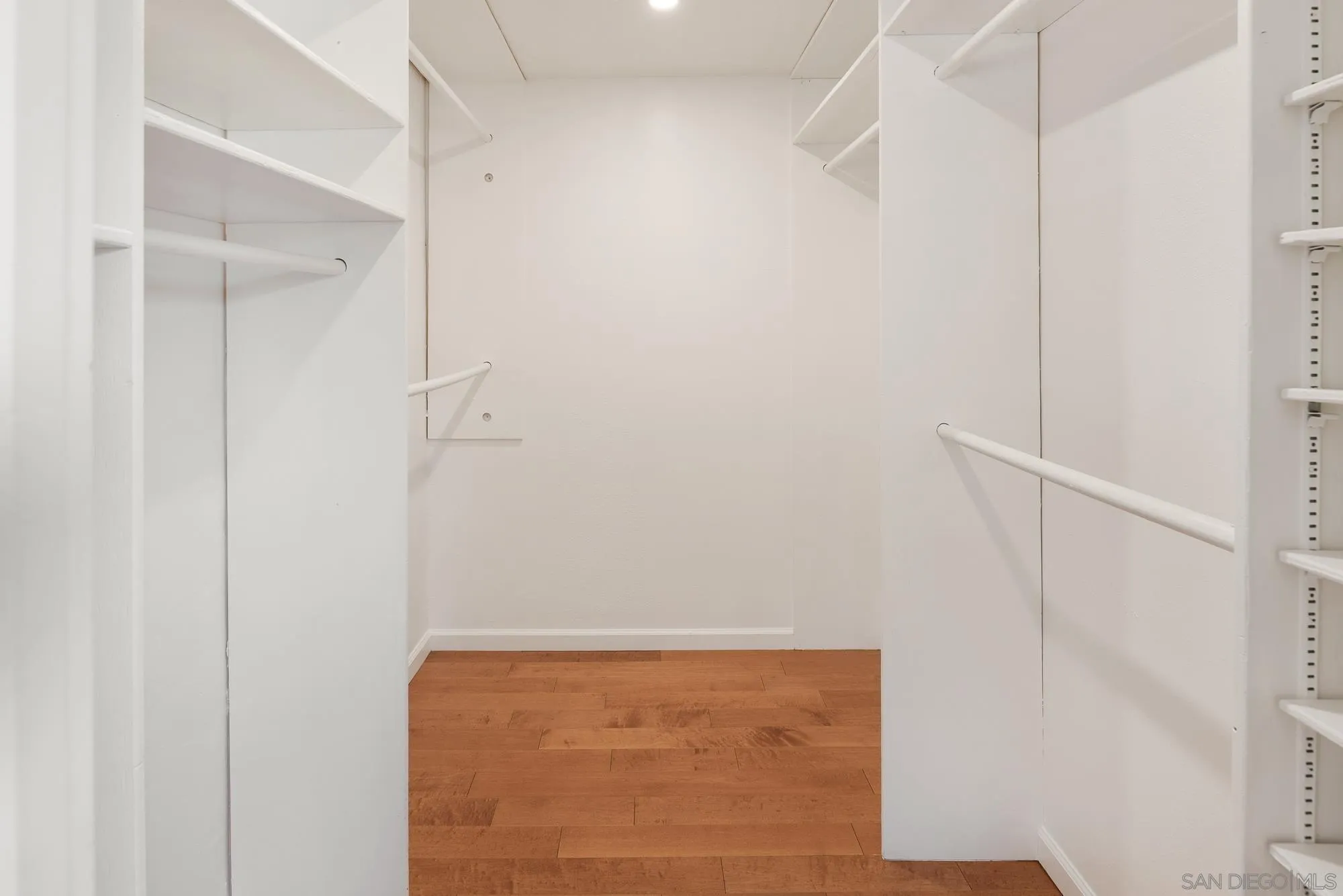 https://cdn.realtyfeed.com/cdn/127/260012670/15aa45630e4a40df91bf4e4b4ef844b1.webp
