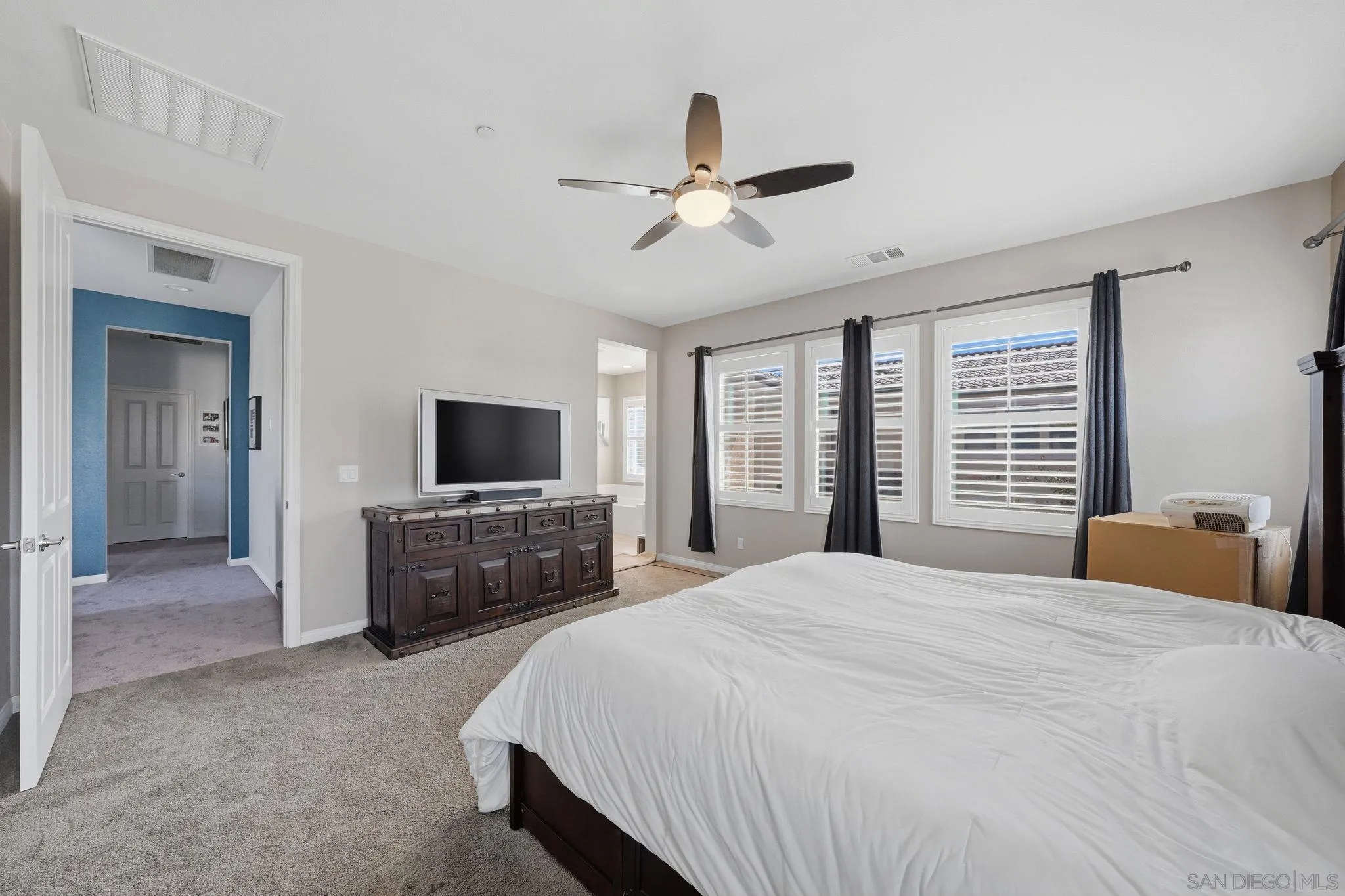 https://cdn.realtyfeed.com/cdn/127/260012687/913f10438e7d36750c580f5f6d45c05c.webp