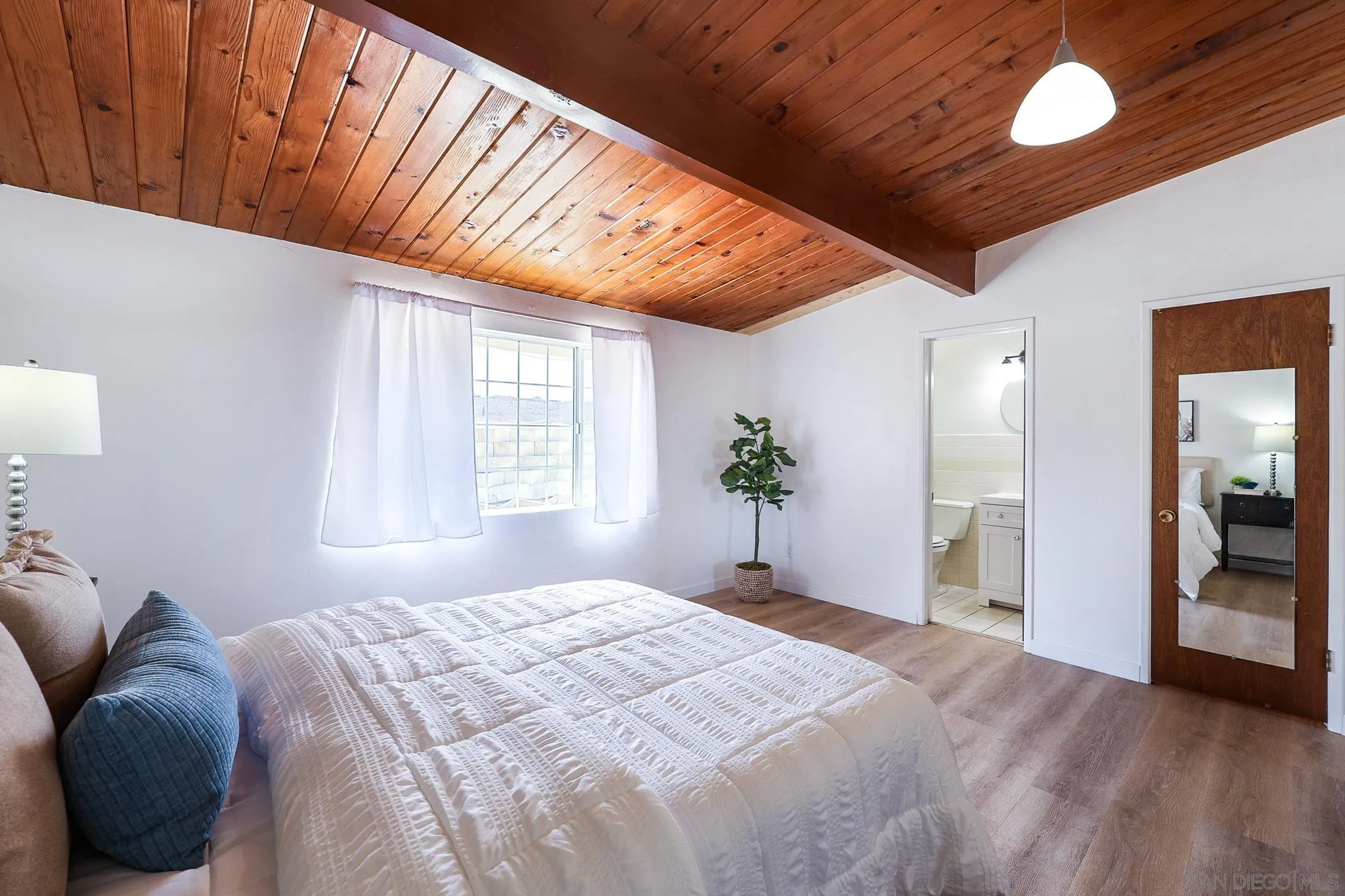 https://cdn.realtyfeed.com/cdn/127/260012702/342cd06c83877b423d4ab6485395b13f.webp