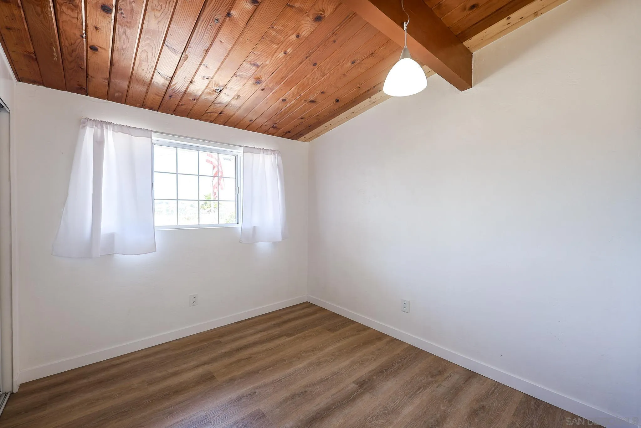https://cdn.realtyfeed.com/cdn/127/260012702/ef8efced989107451f686f71475e614c.webp