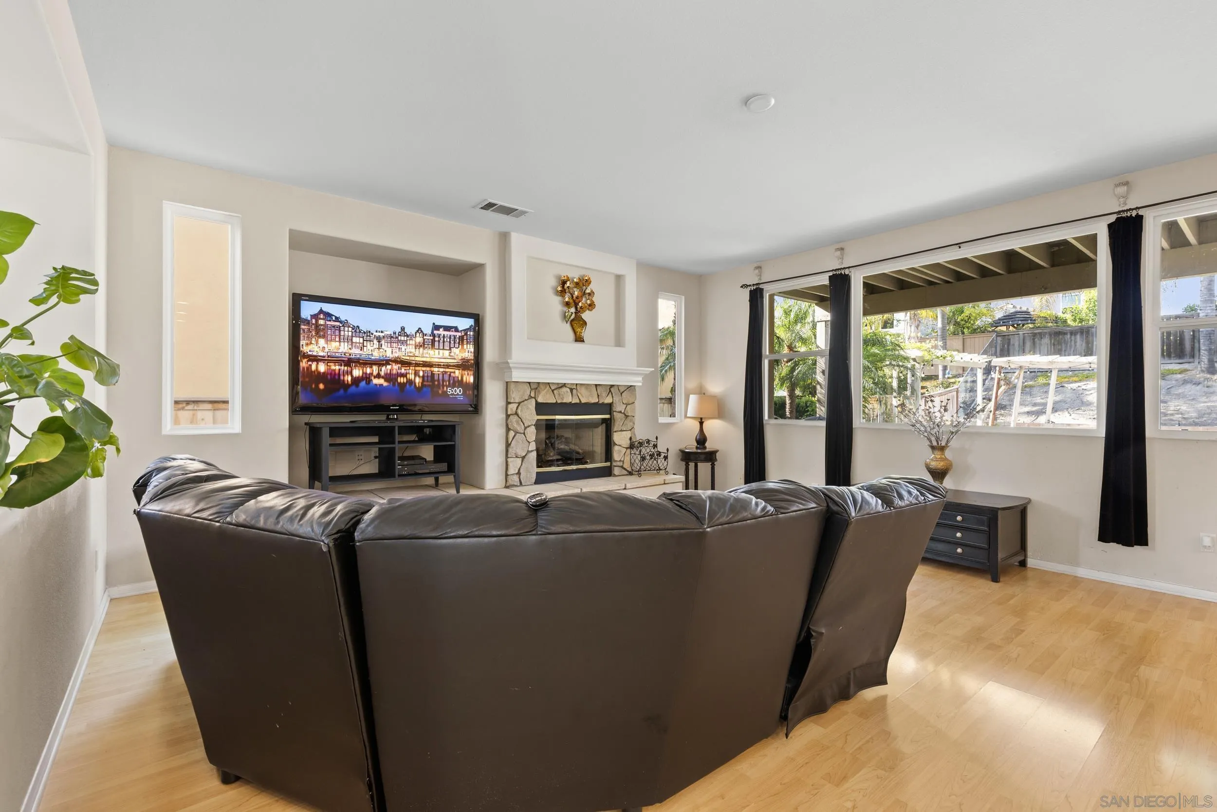 https://cdn.realtyfeed.com/cdn/127/260012703/3a4c274460751c693db3515a68eb20e7.webp