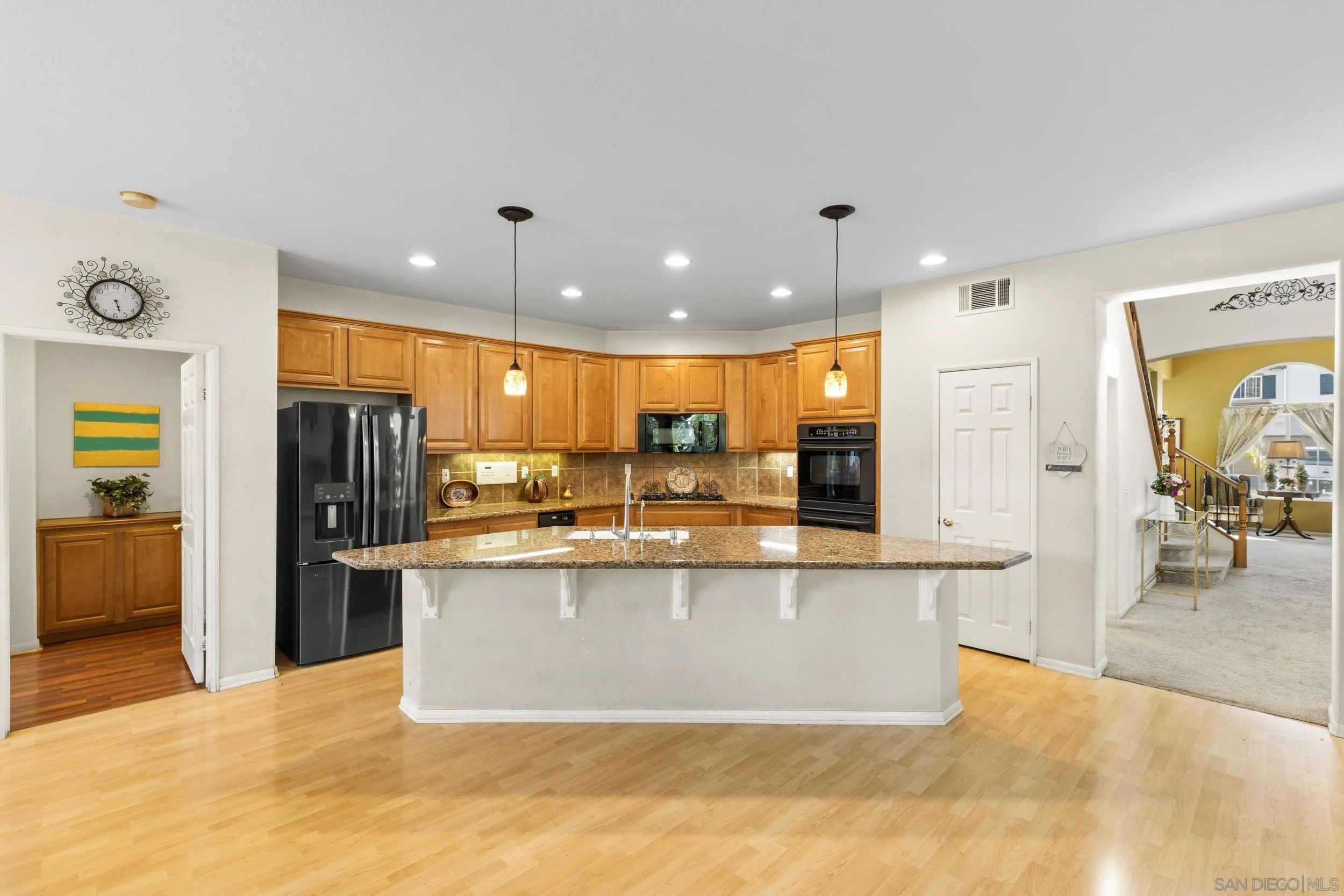 https://cdn.realtyfeed.com/cdn/127/260012703/7f1b5fbb0c7a435f20212255bf735dac.webp