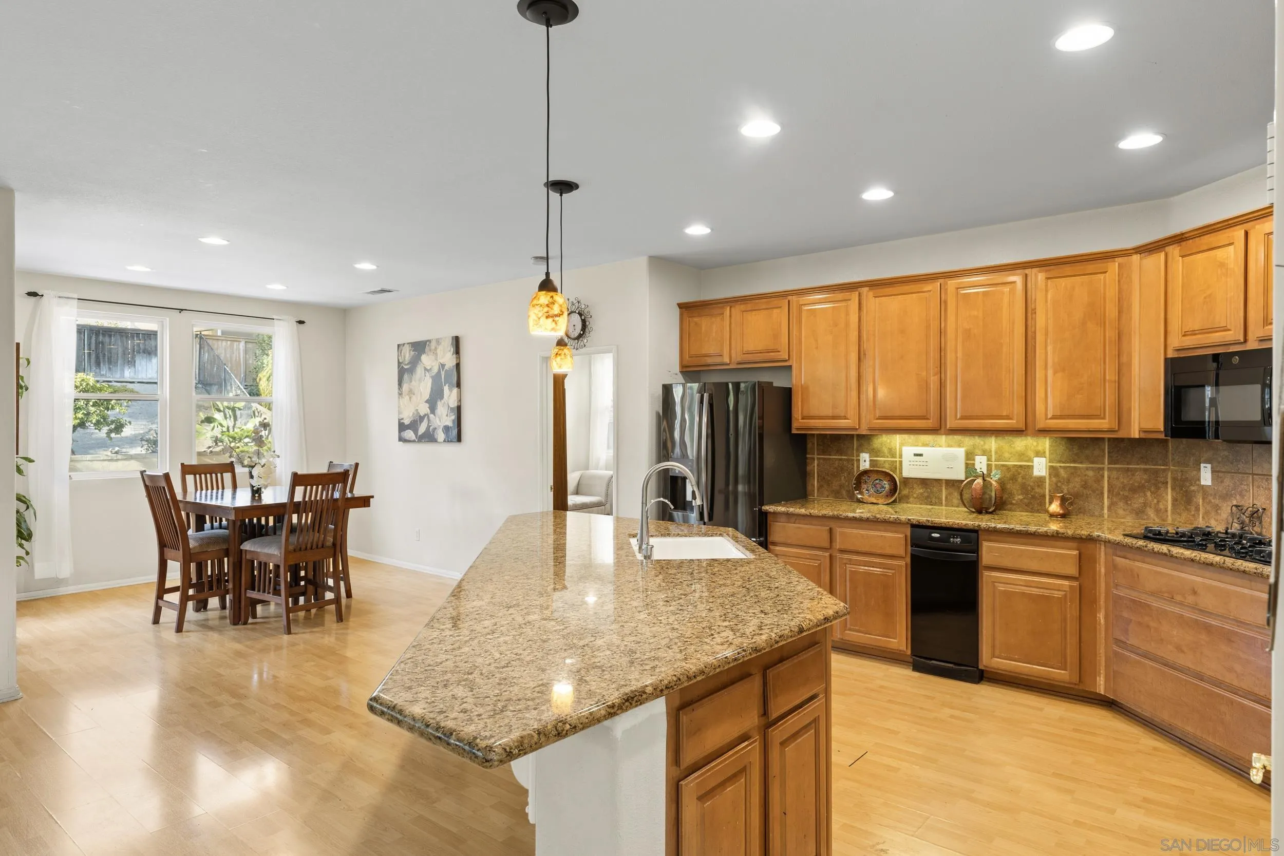 https://cdn.realtyfeed.com/cdn/127/260012703/93351393ba3daffcd8284d94259fbc30.webp