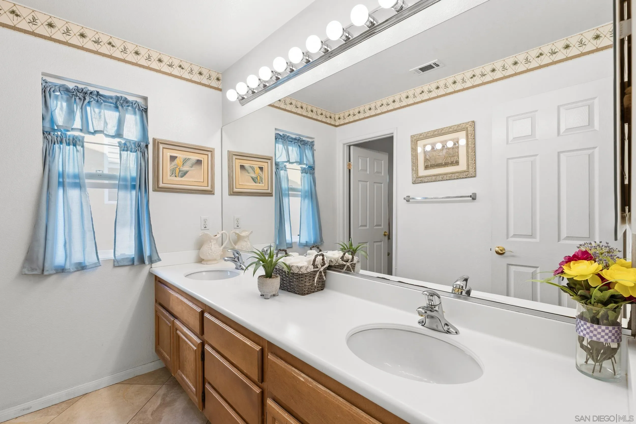 https://cdn.realtyfeed.com/cdn/127/260012703/b8f6f6466fd6eb4cc7b5759b56b43aa8.webp