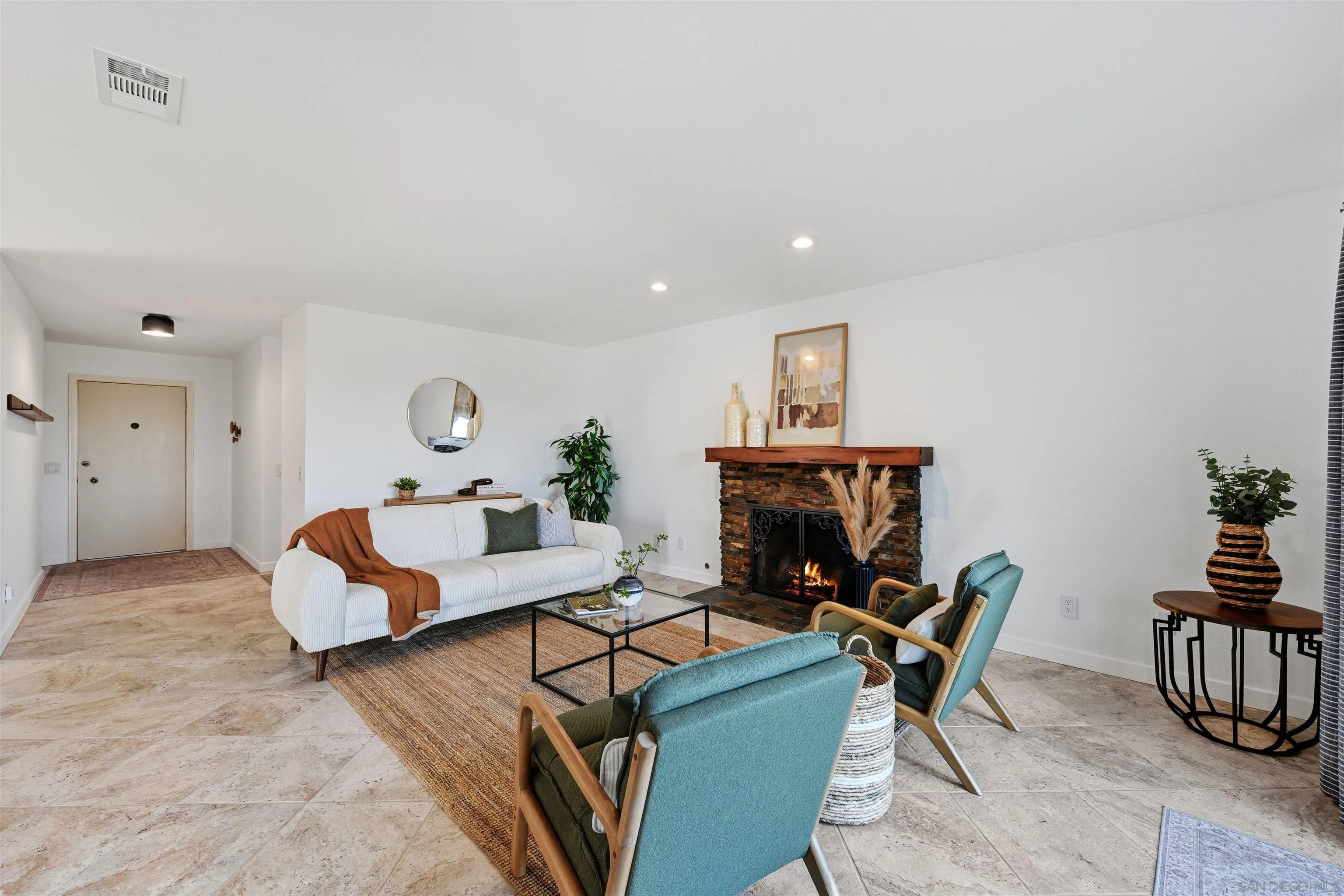 https://cdn.realtyfeed.com/cdn/127/260012705/50b1afd4c04f3817825a5df0b4432855.webp