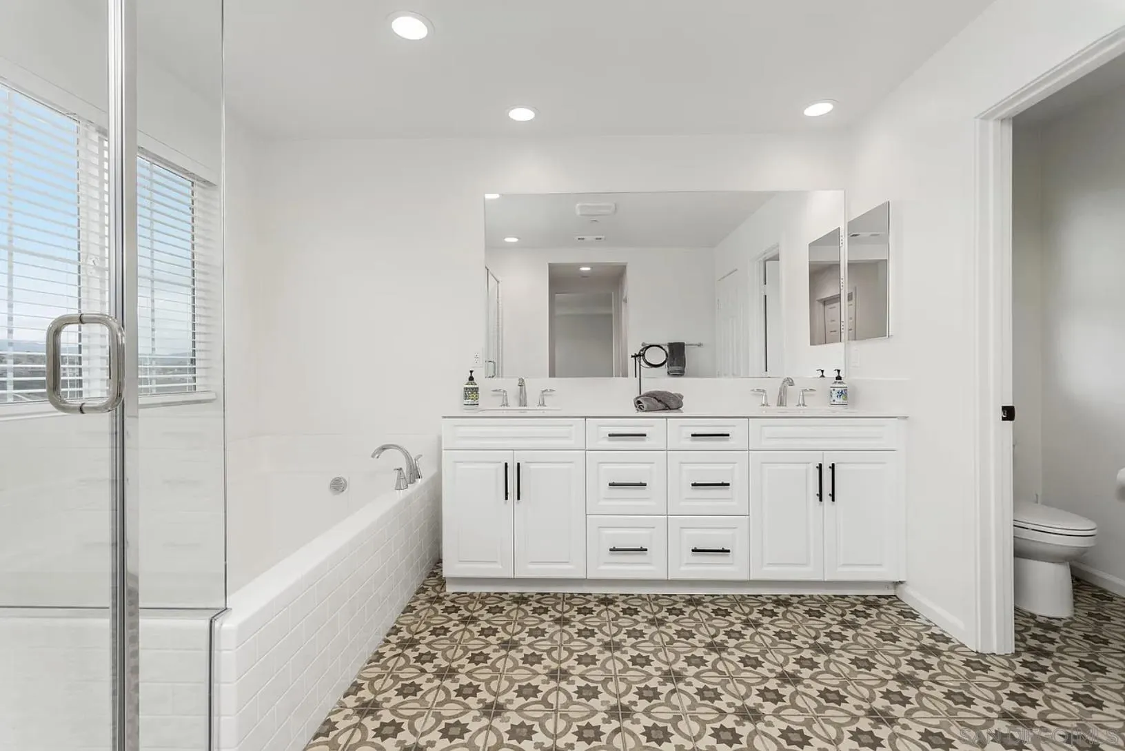 https://cdn.realtyfeed.com/cdn/127/260012707/24aafdf15151bb32e0430f65d1e4543b.webp