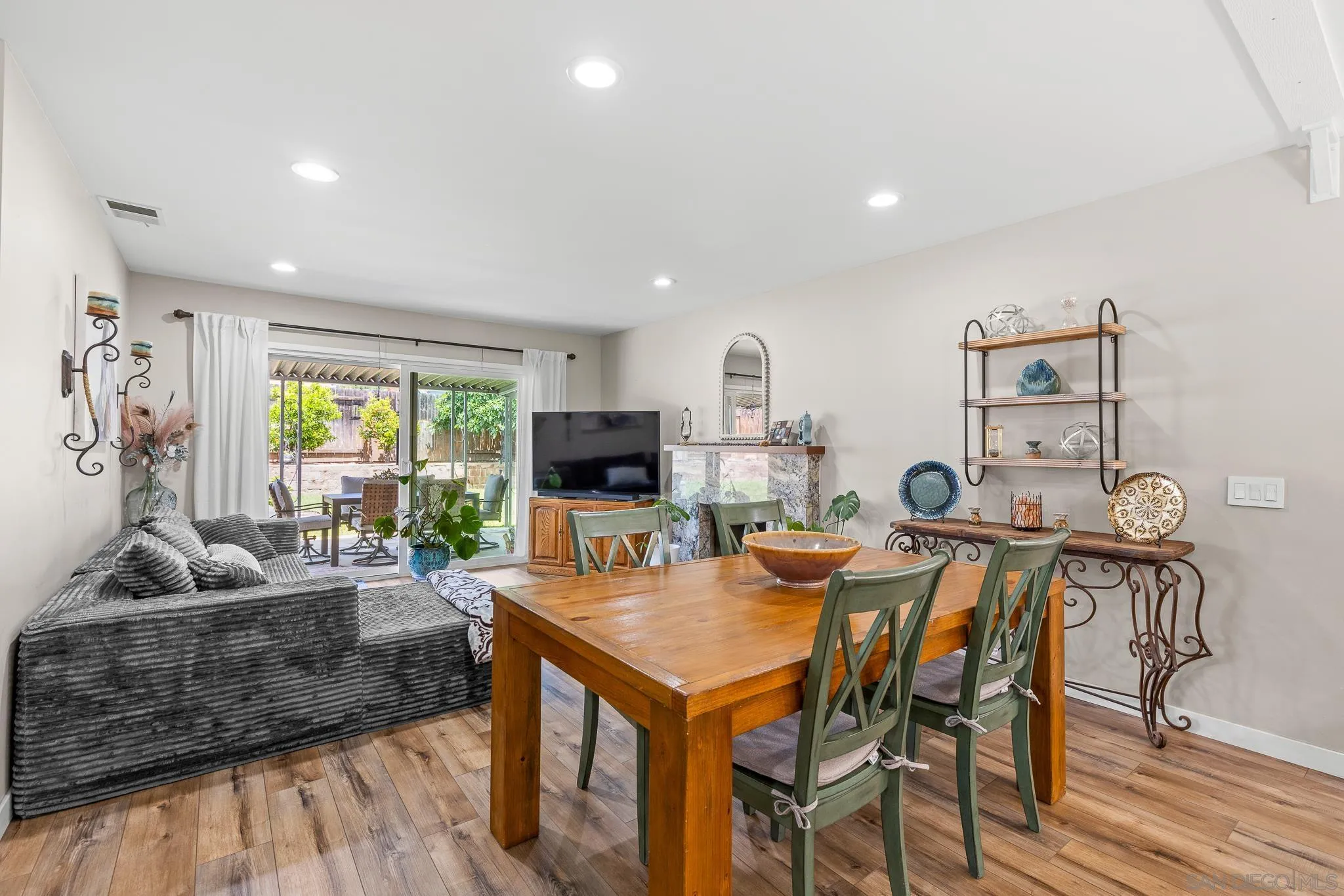https://cdn.realtyfeed.com/cdn/127/260012712/7a8e487277a9c85f3acc461842eb319e.webp