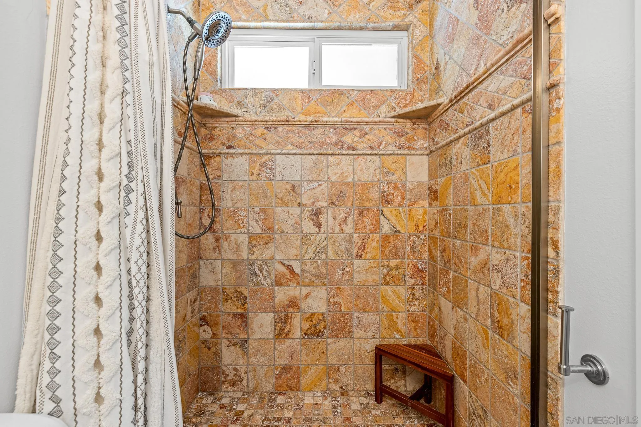 https://cdn.realtyfeed.com/cdn/127/260012712/b82569920470397e167aa12e6c538944.webp