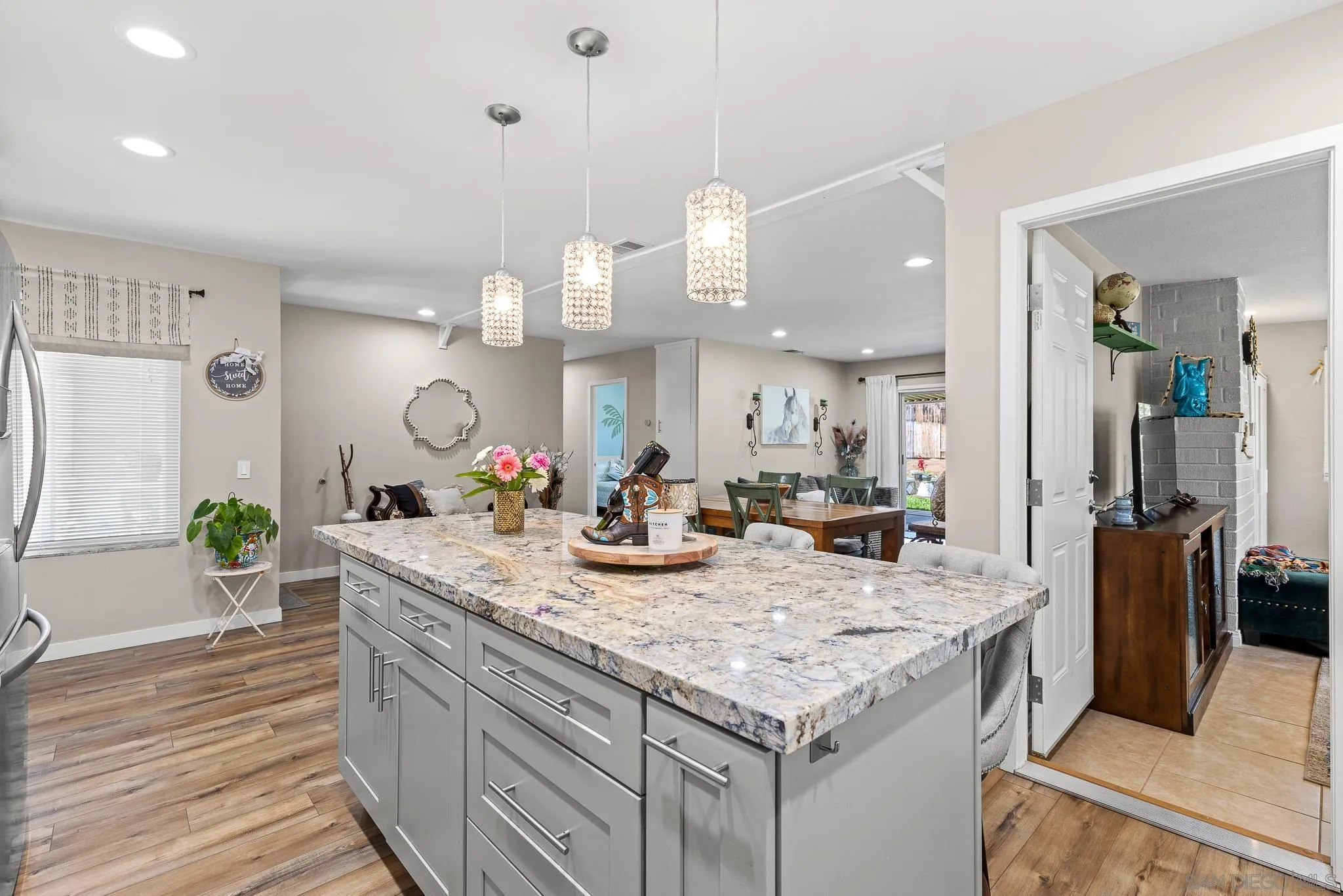 https://cdn.realtyfeed.com/cdn/127/260012712/fbfb4b4a0975895f67e311dc74dad648.webp