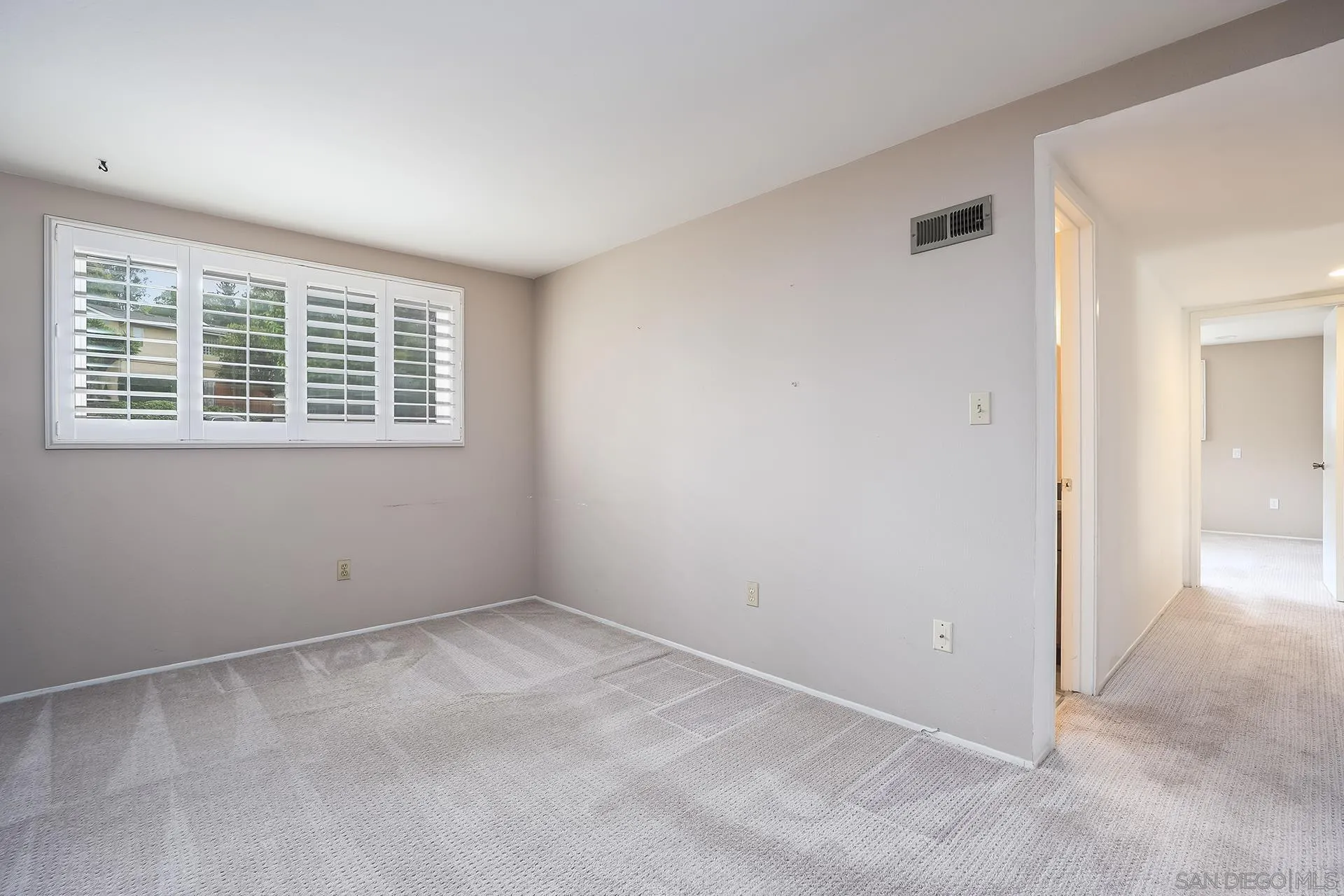 https://cdn.realtyfeed.com/cdn/127/260012720/9cbda6b5b9fc77ed5a50e9c1bb3016fd.webp