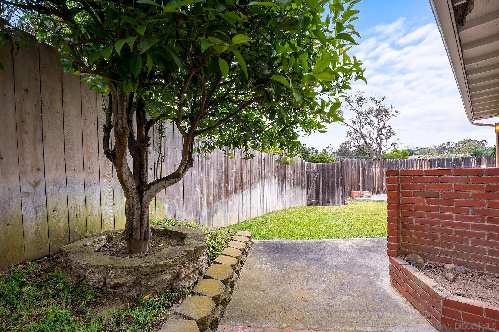 https://cdn.realtyfeed.com/cdn/127/260012720/b90bef4f0a703e403259f349f0c18ad1.webp
