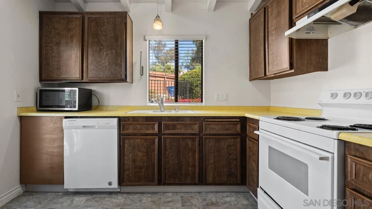 https://cdn.realtyfeed.com/cdn/127/260012725/002d3e16370065303b6a0e3469dea68e.webp