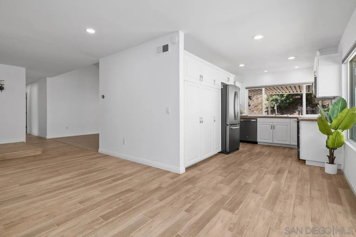 https://cdn.realtyfeed.com/cdn/127/260012726/9baaed4029814292e54b7209861dbc8b.webp