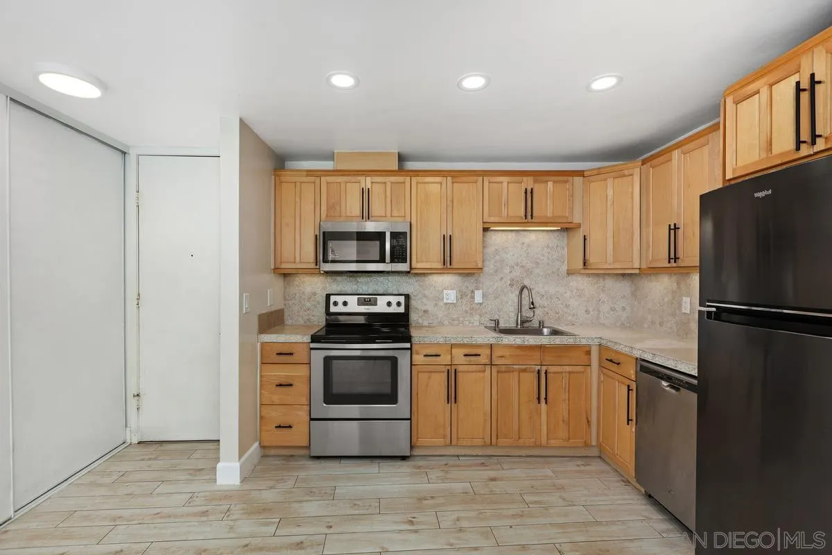 https://cdn.realtyfeed.com/cdn/127/260012732/48e3850a7659fbe309f38674e554f294.webp