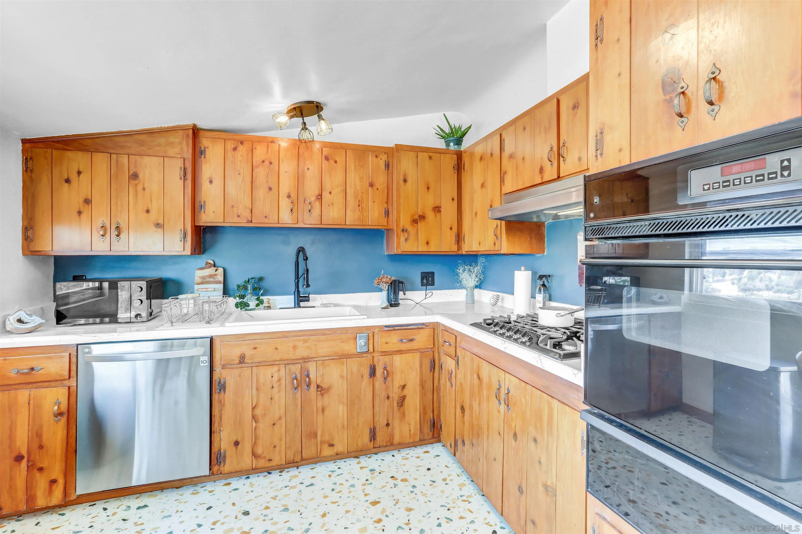 https://cdn.realtyfeed.com/cdn/127/260012737/08a389b38d6570b305e47db6aa61d9b2.webp