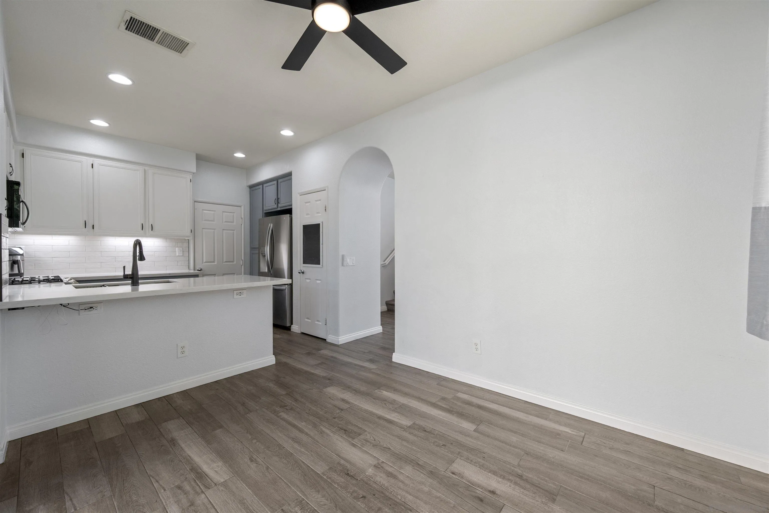 https://cdn.realtyfeed.com/cdn/127/260012746/2d41c95da9ef9339d3db9ec7e3954938.webp