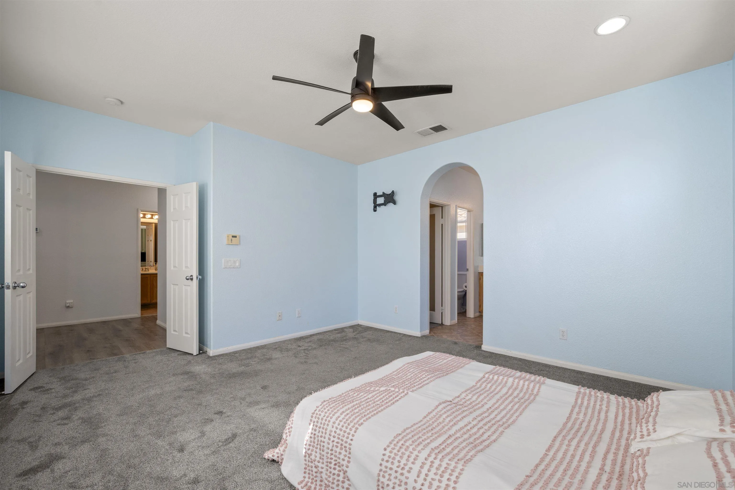 https://cdn.realtyfeed.com/cdn/127/260012746/d0a7a8d4e818432a62d49ce0e9c6872a.webp