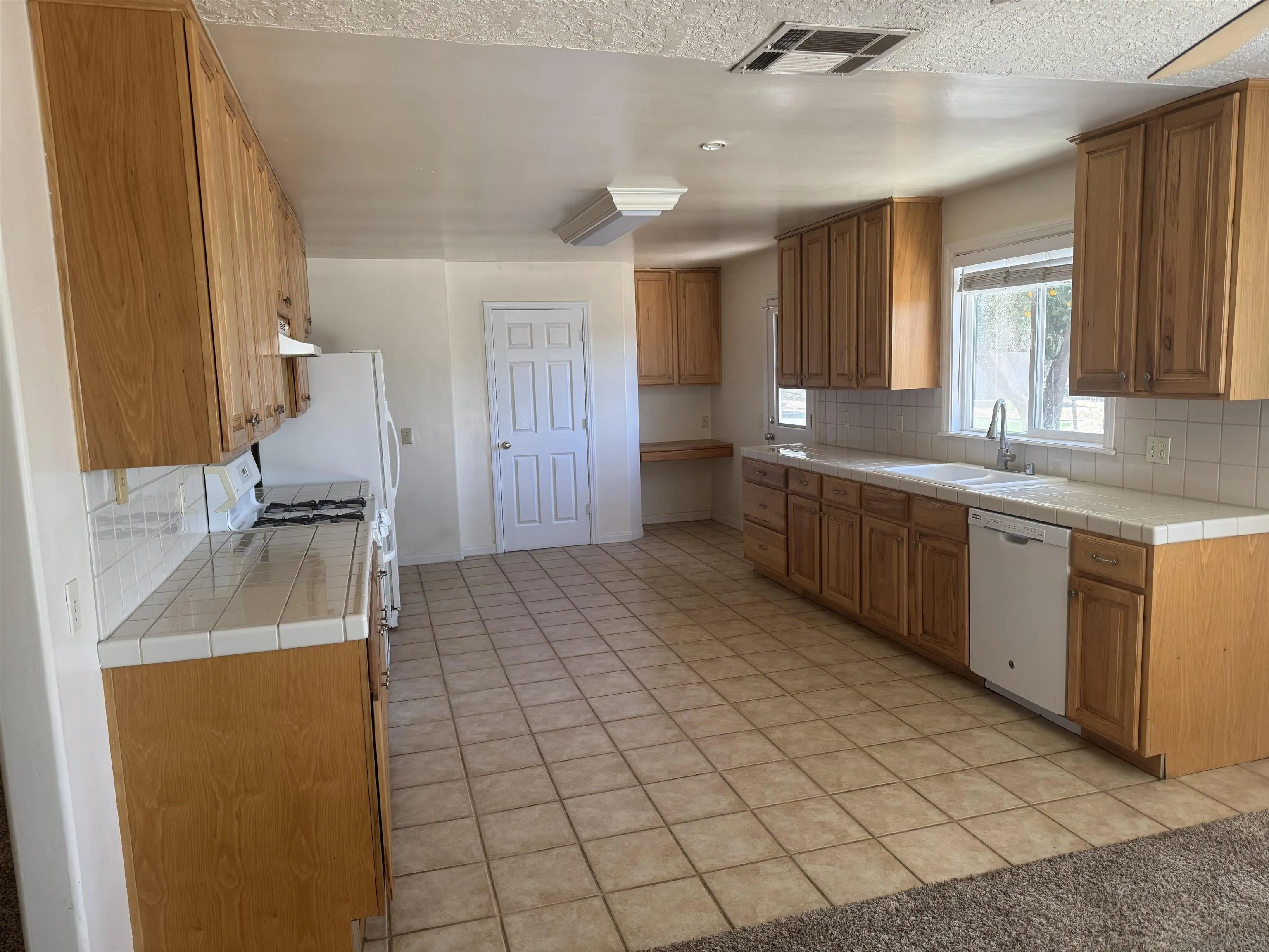 https://cdn.realtyfeed.com/cdn/127/260012757/75b7b6ef4b669eb964c59a5b304a3c30.webp