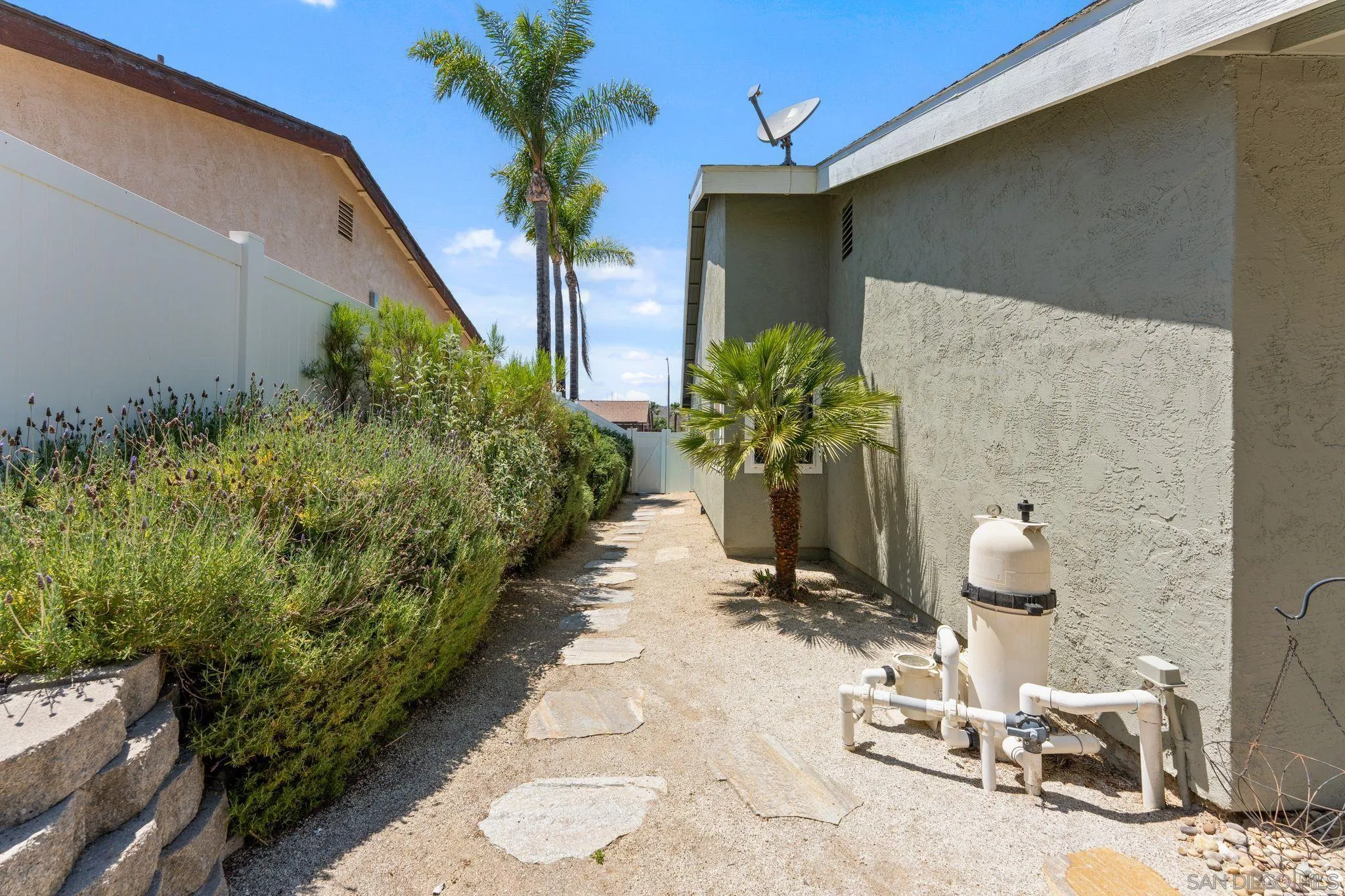 https://cdn.realtyfeed.com/cdn/127/260012781/2c69bf419405698a5fe646e67311272c.webp