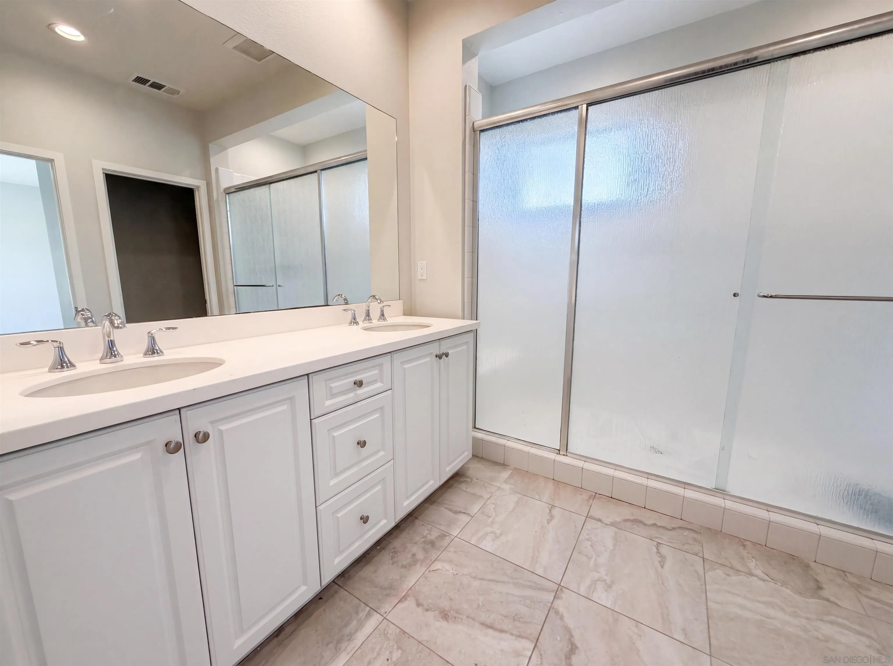 https://cdn.realtyfeed.com/cdn/127/260012814/37a3dda3b43a6137f1a1d145c164ee2d.webp
