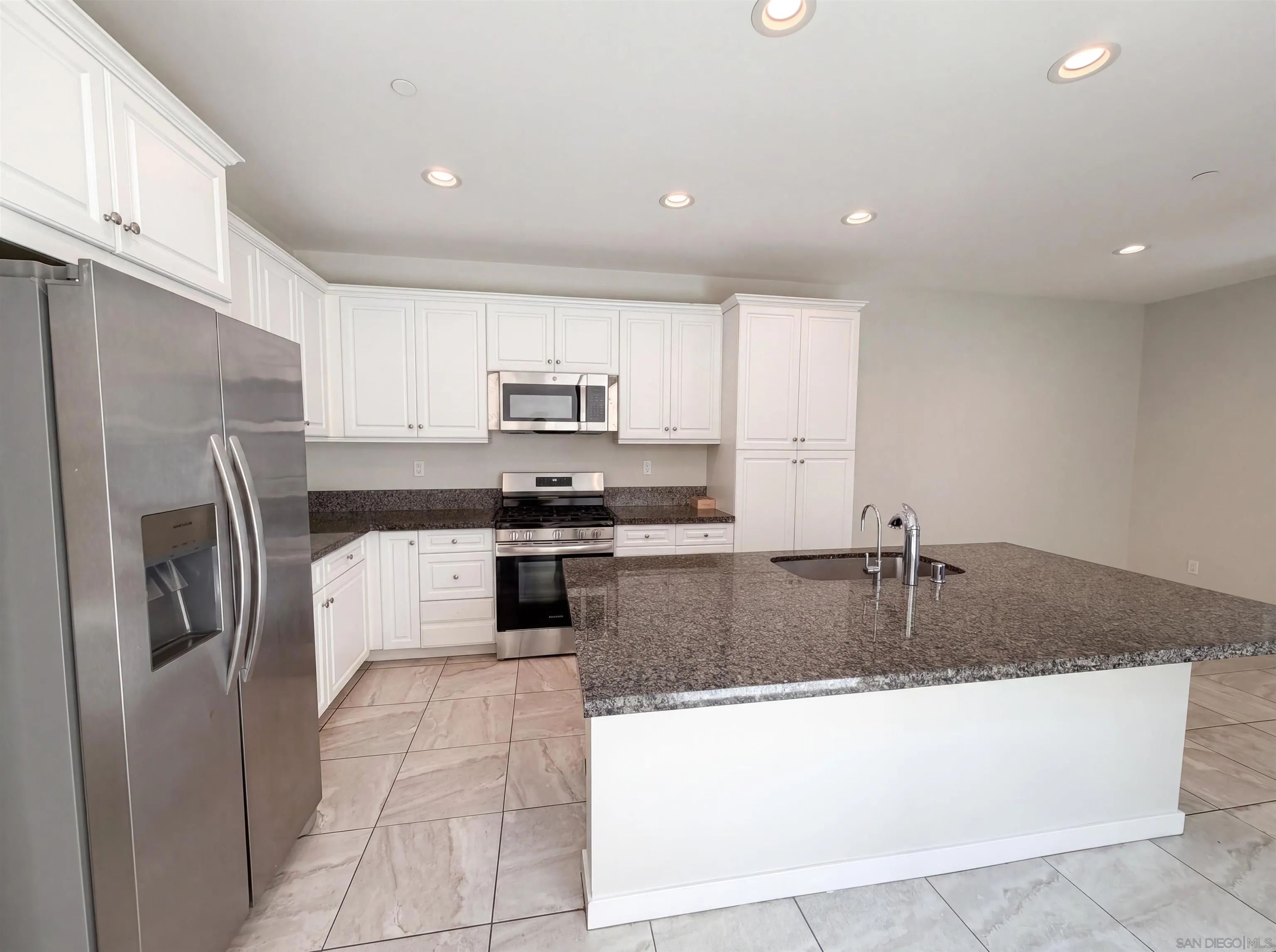 https://cdn.realtyfeed.com/cdn/127/260012814/c2ee0c310b1a22ce1417fdcb41fd4990.webp