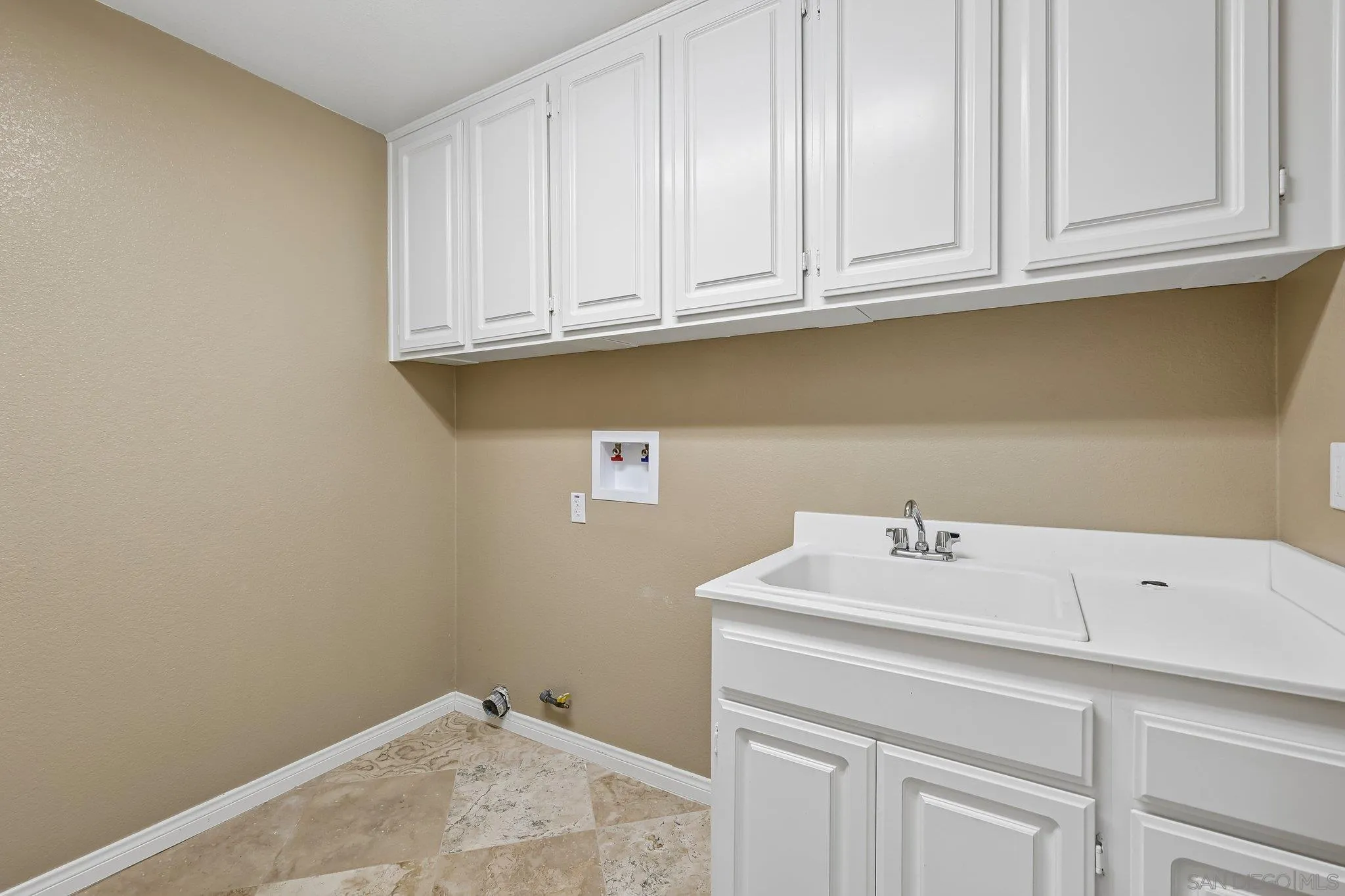 https://cdn.realtyfeed.com/cdn/127/260012827/2dfc12384e21a1ea8ec9090a54e3689c.webp